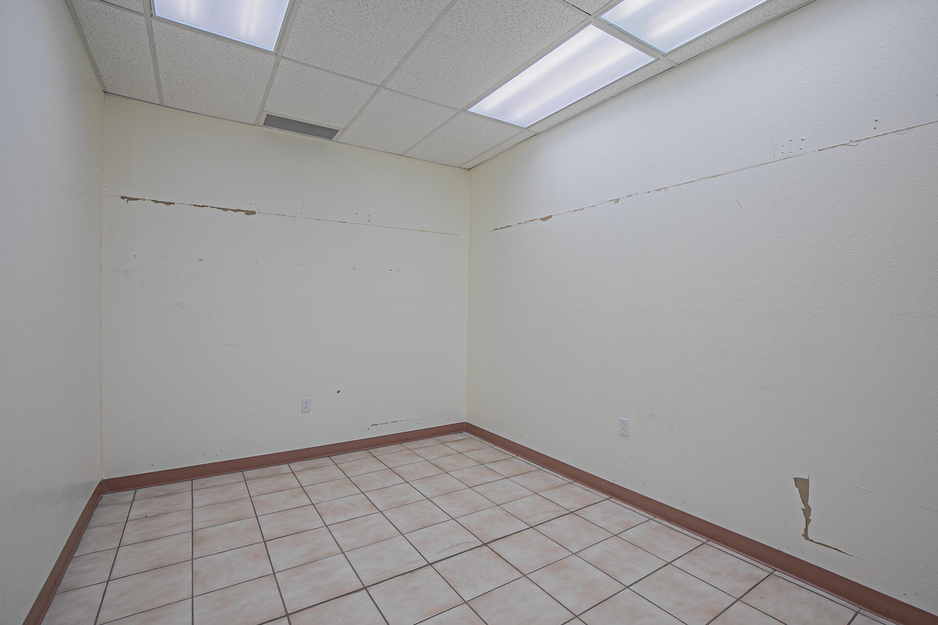 911 W CASTILLO Avenue