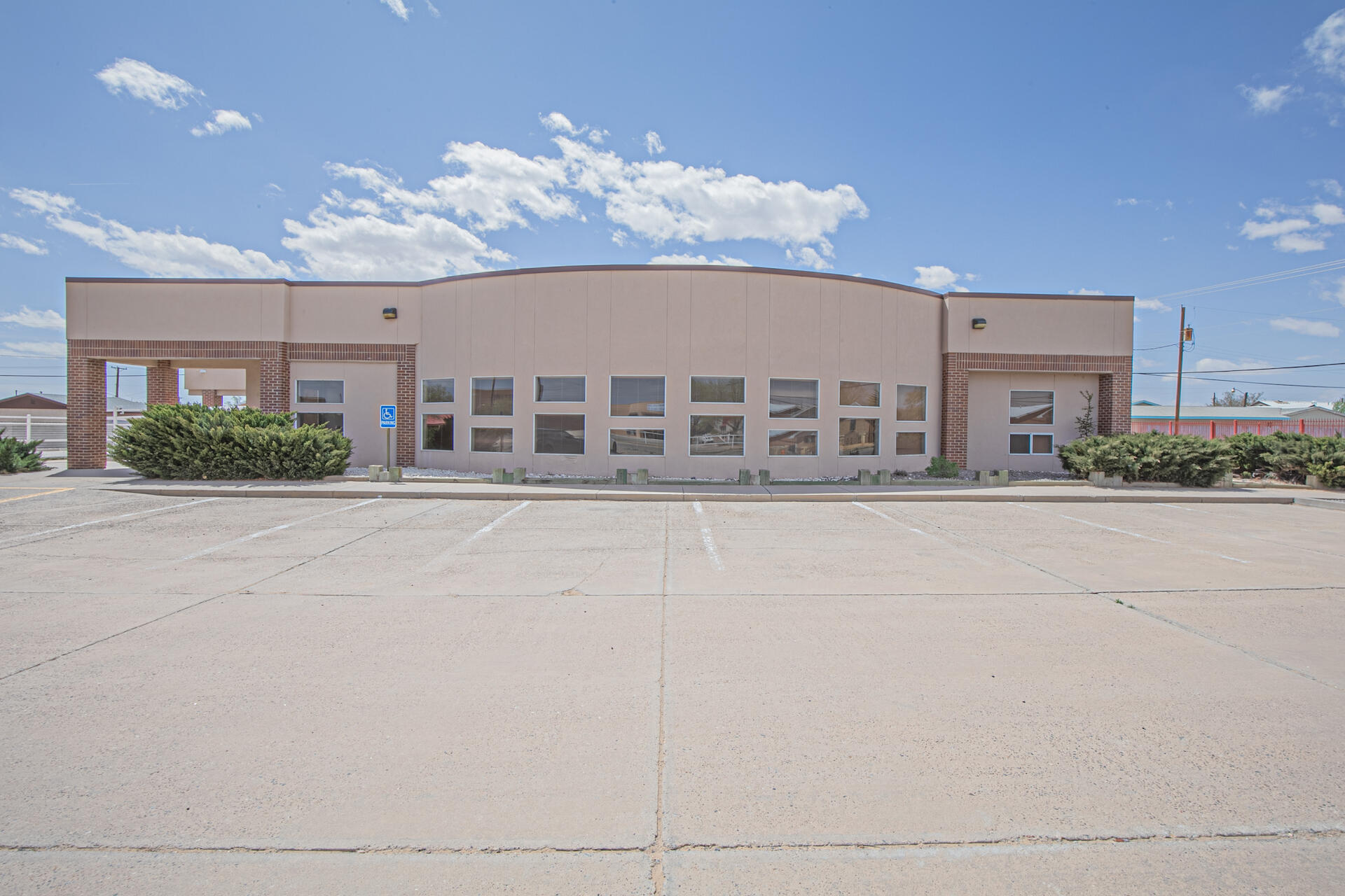 911 W CASTILLO Avenue