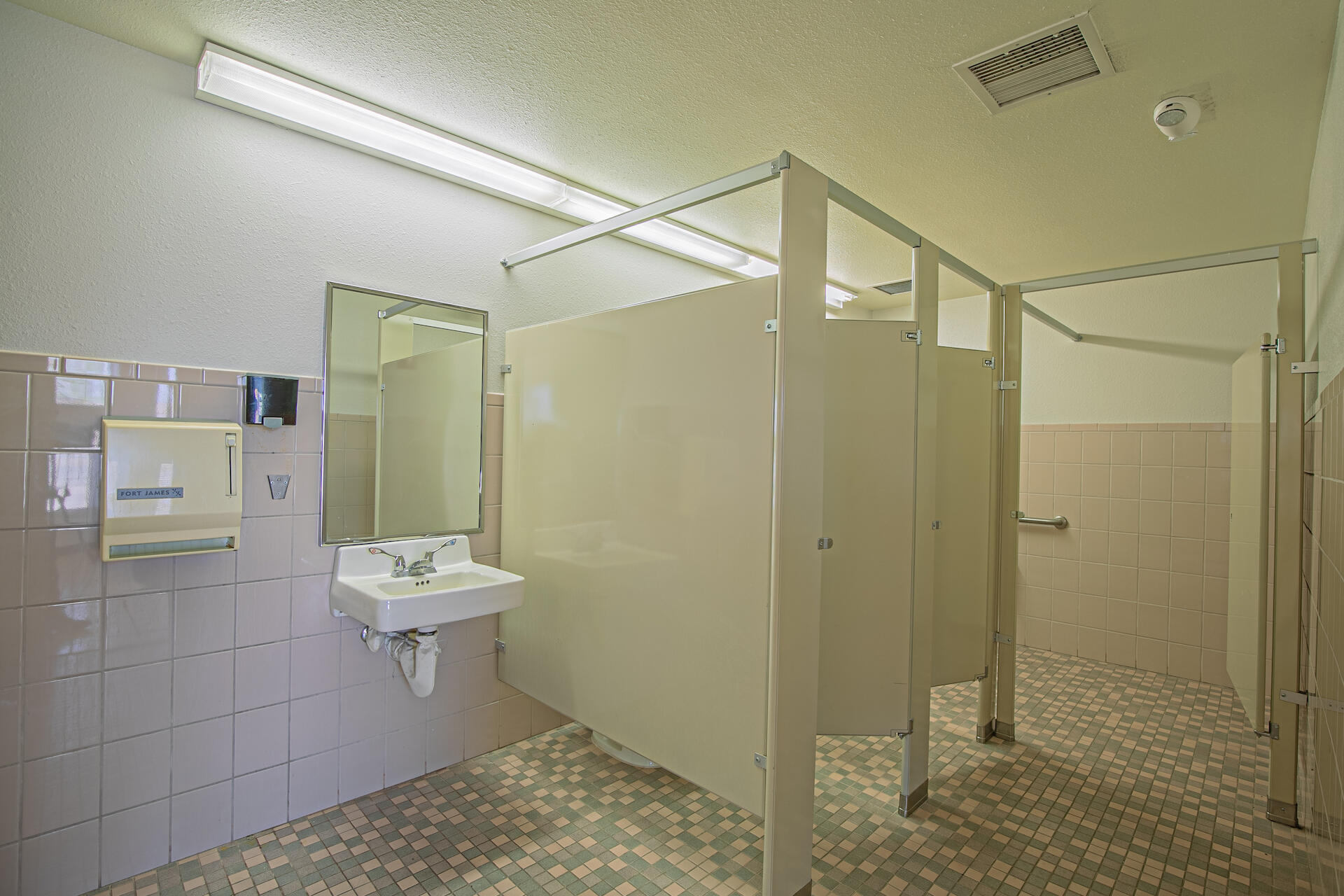 911 W CASTILLO Avenue