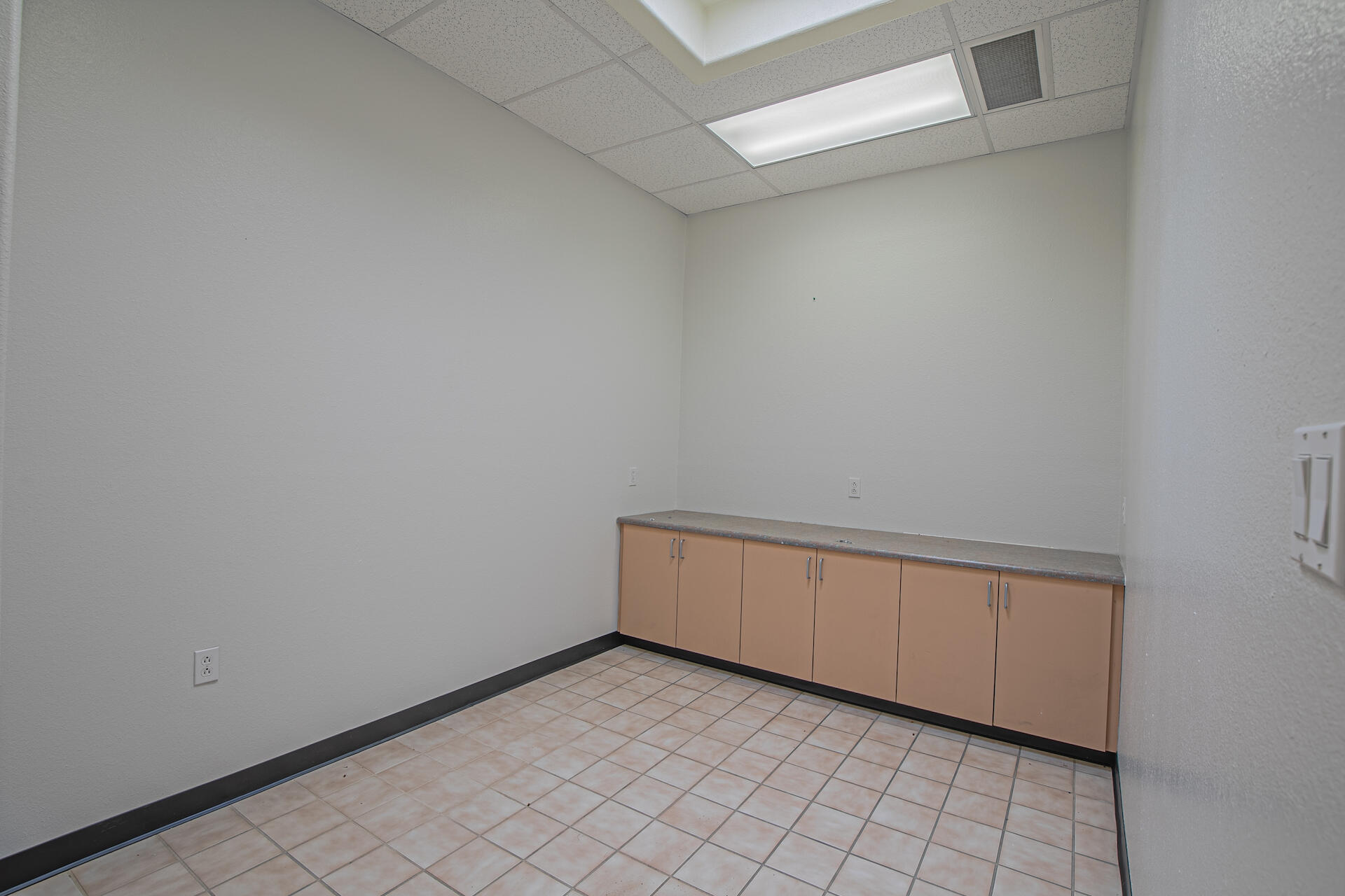 911 W CASTILLO Avenue