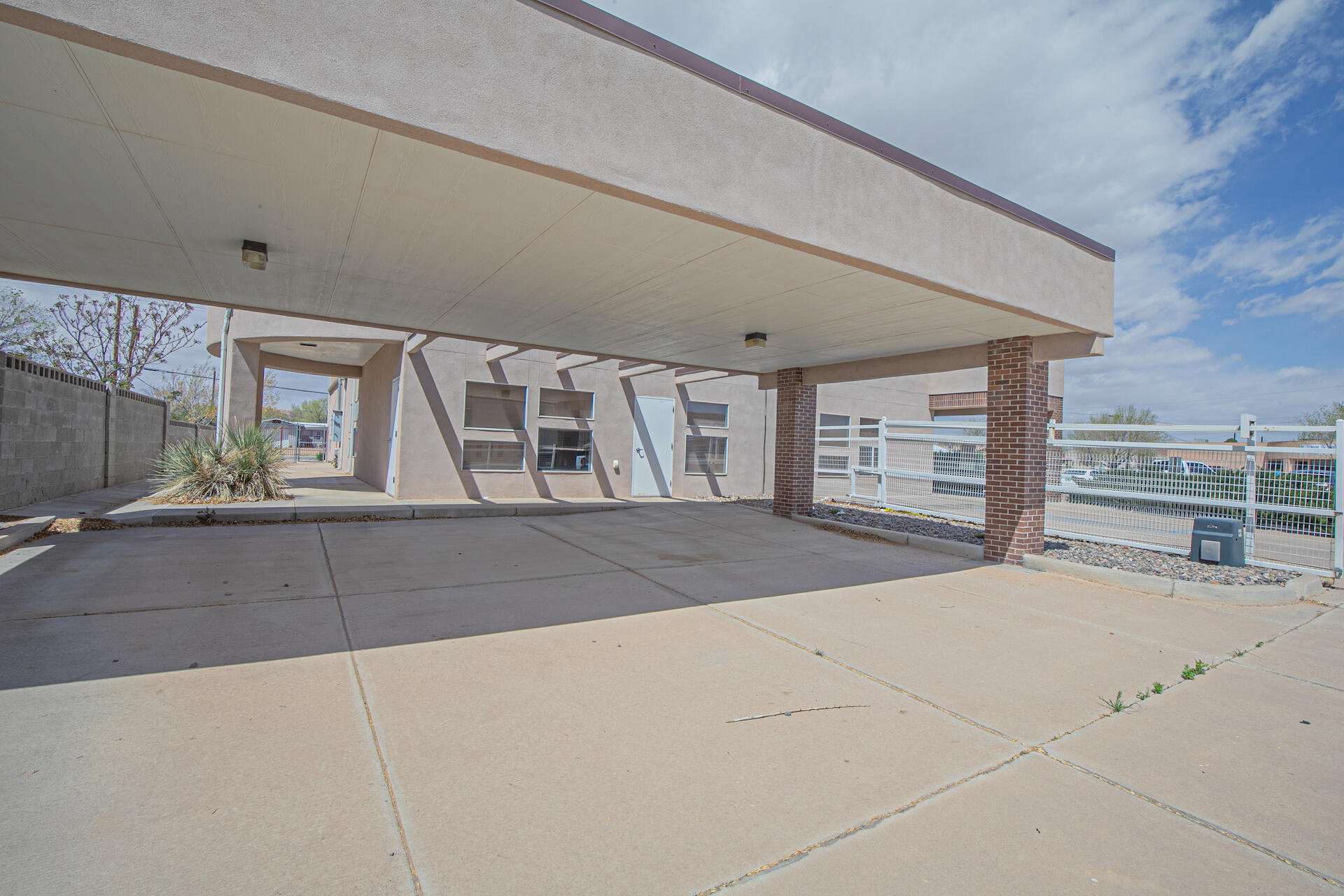 911 W CASTILLO Avenue