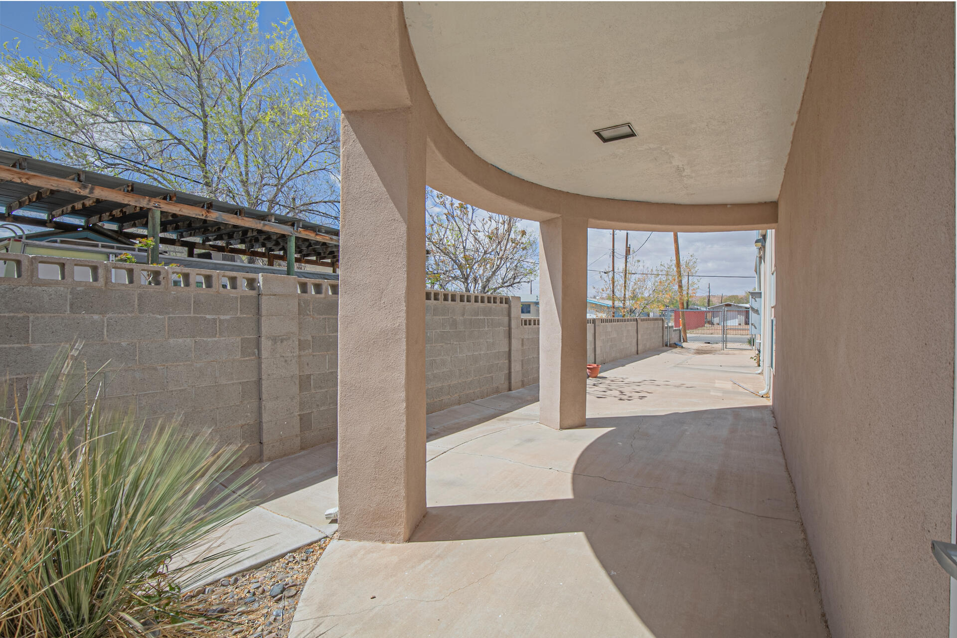 911 W CASTILLO Avenue