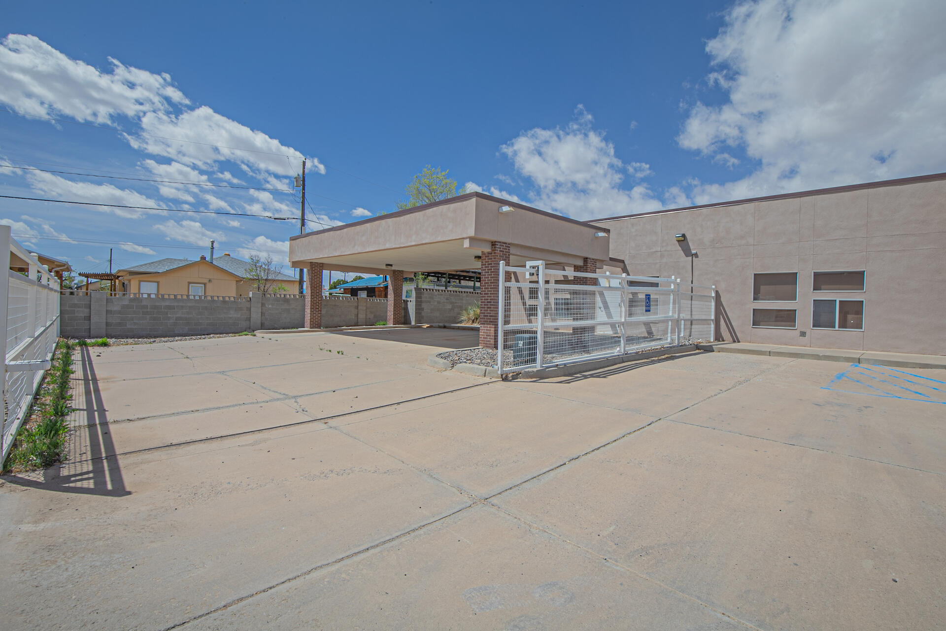 911 W CASTILLO Avenue