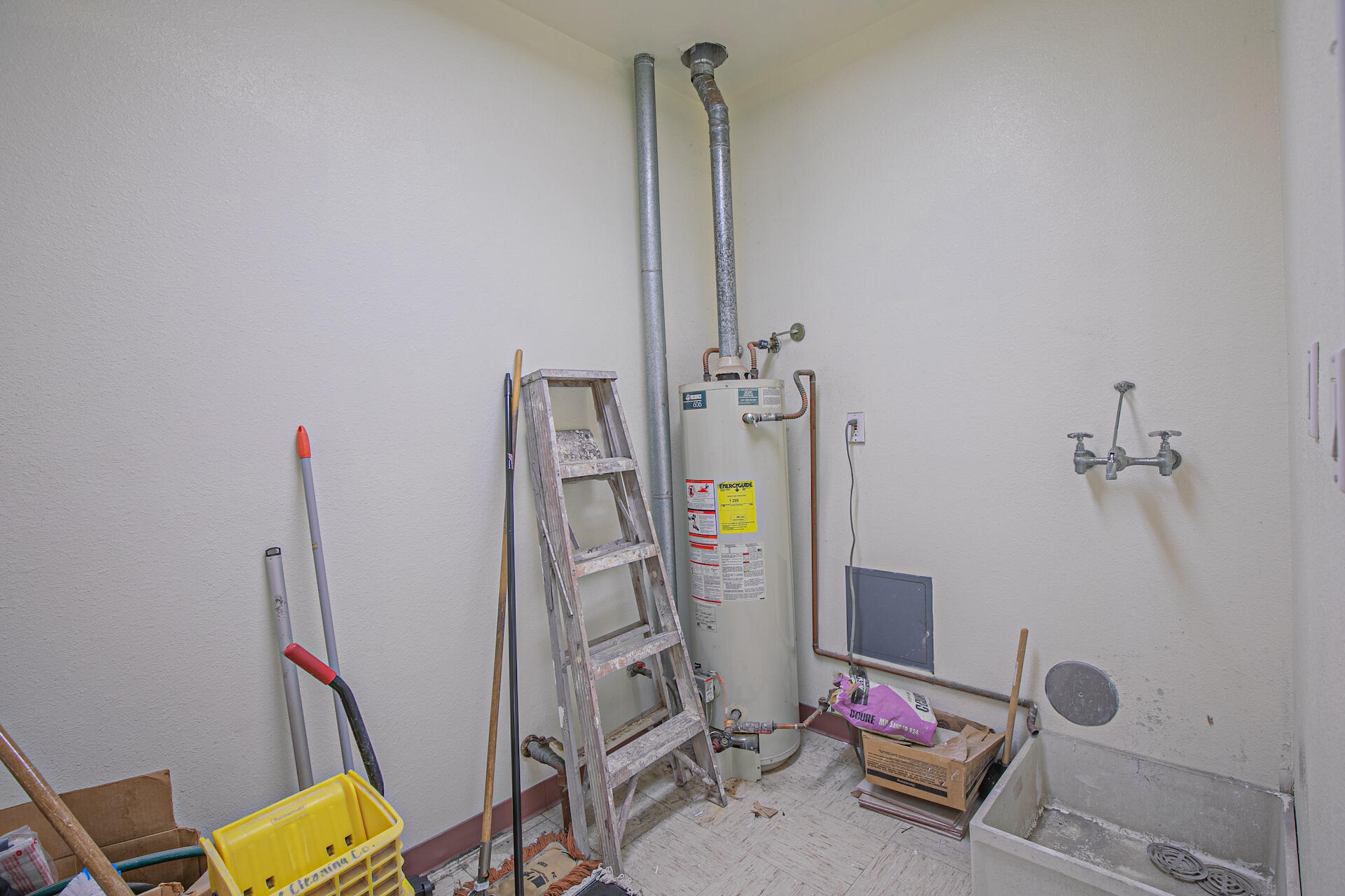 911 W CASTILLO Avenue