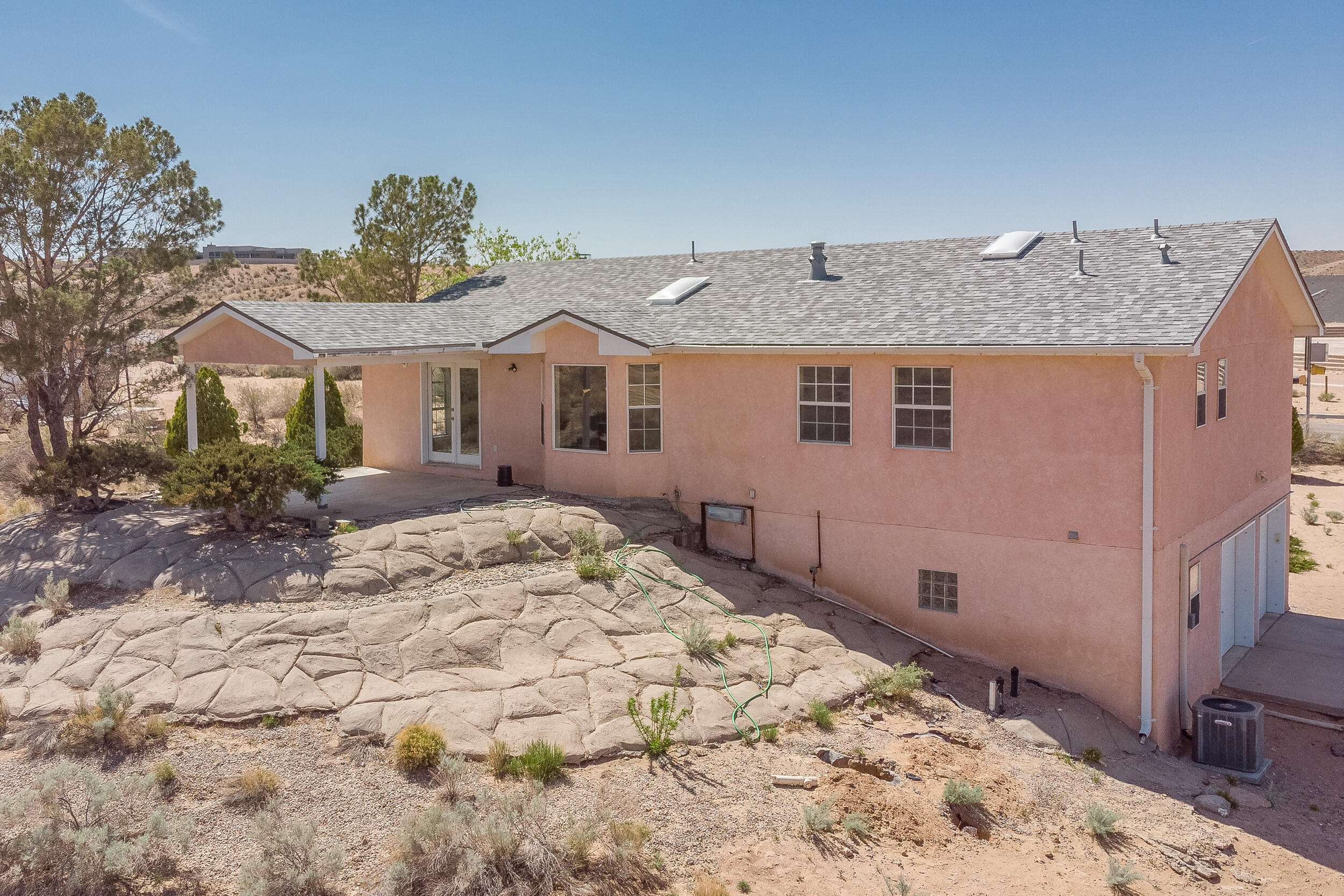 1108 SARATOGA Drive NE