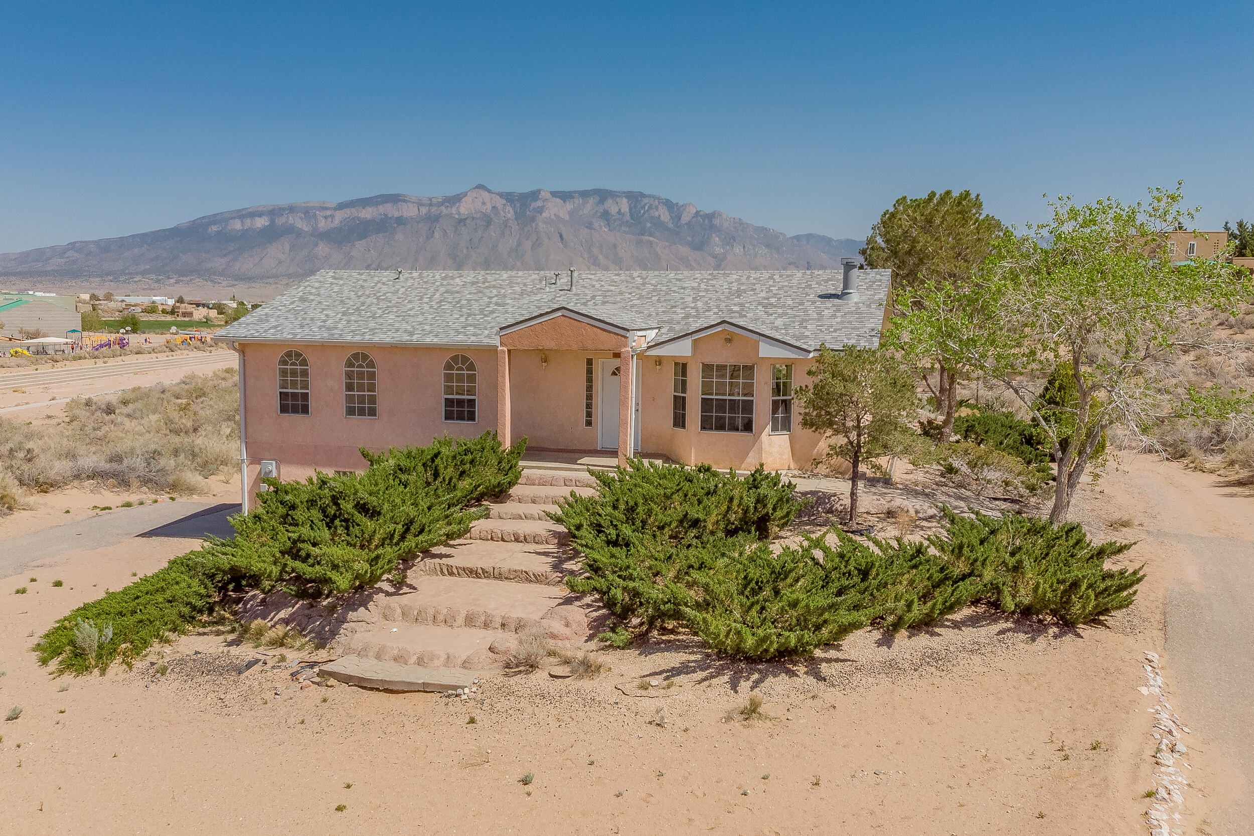 1108 SARATOGA Drive NE