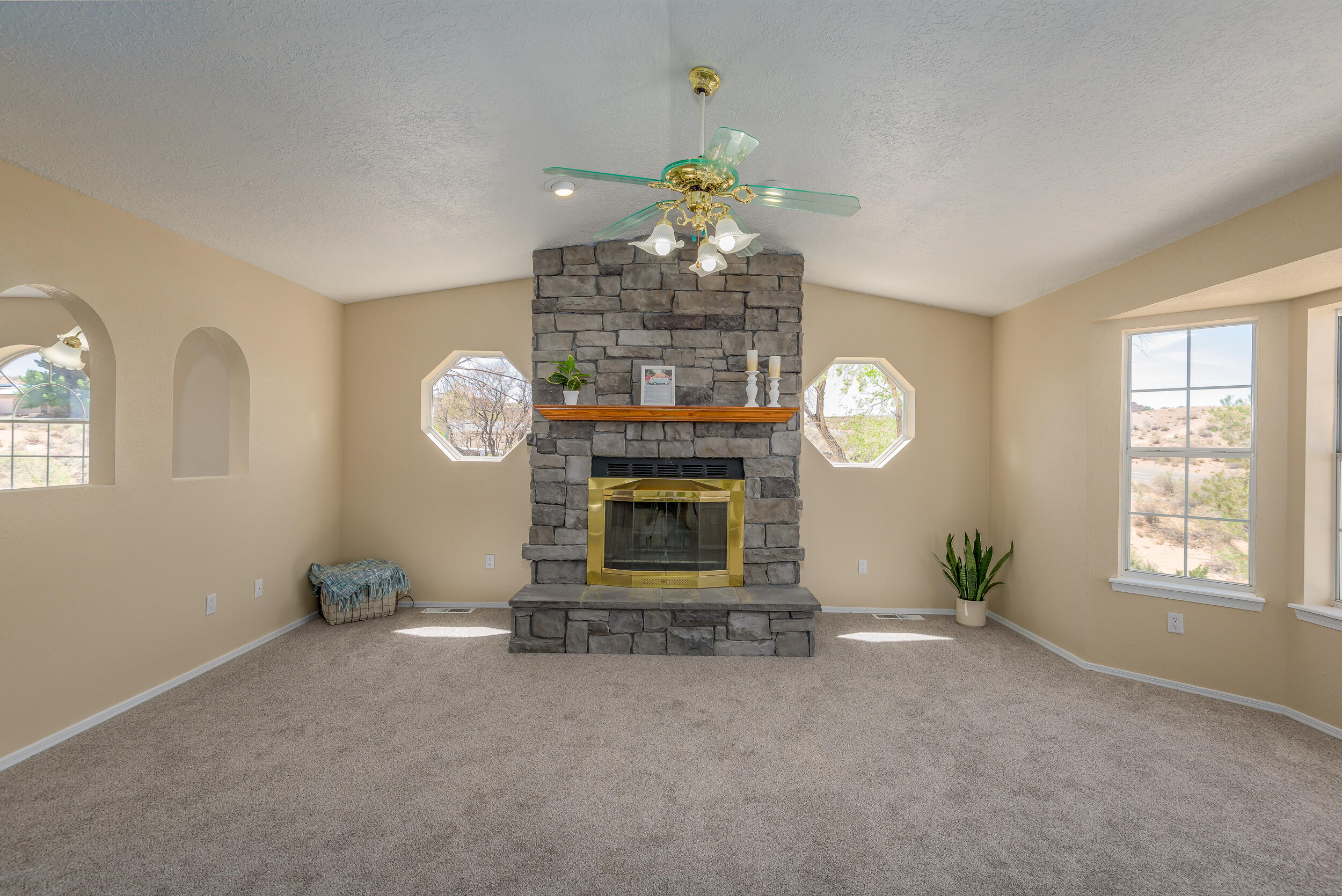 1108 SARATOGA Drive NE