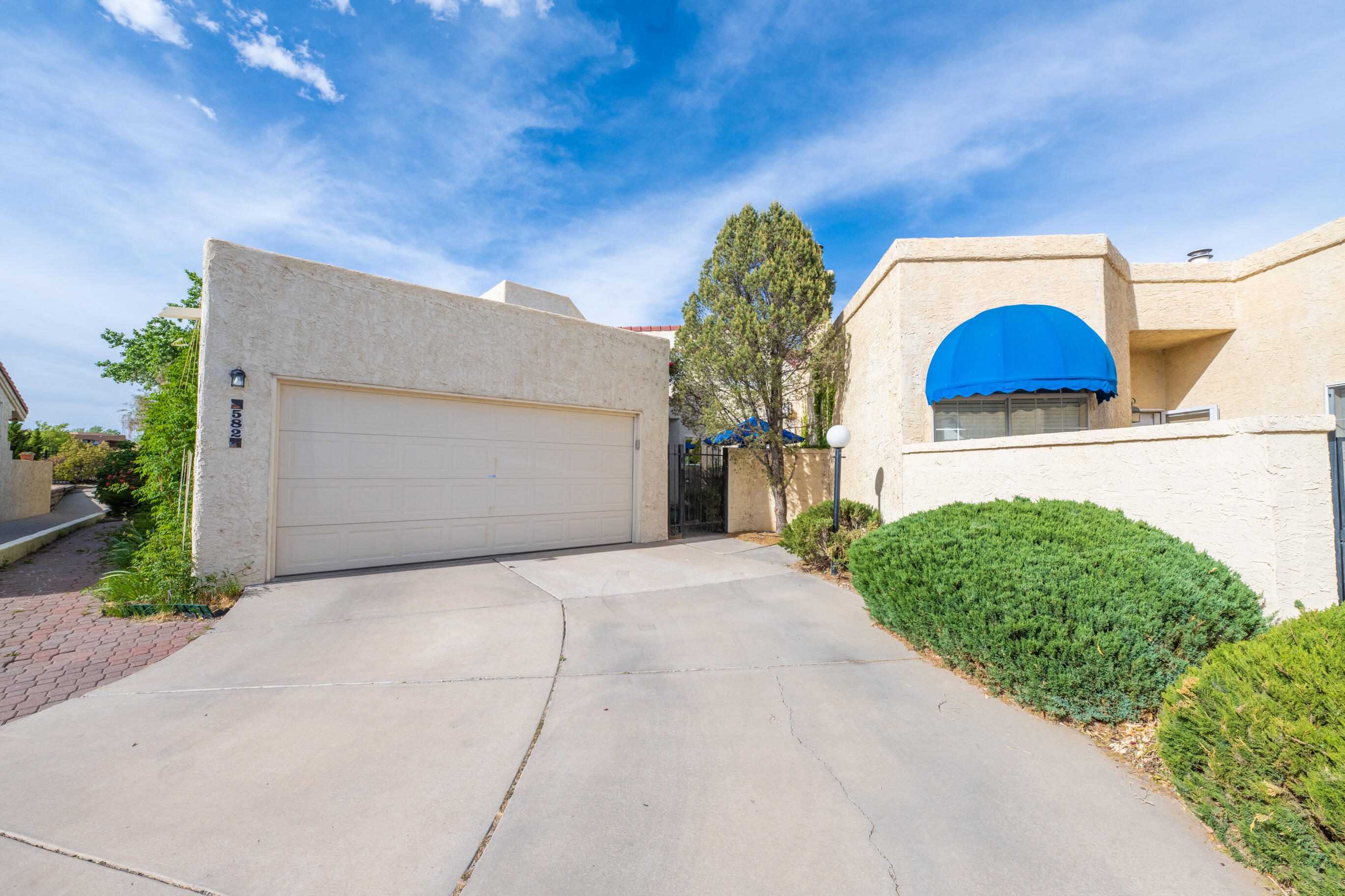 582 EASTLAKE Drive SE