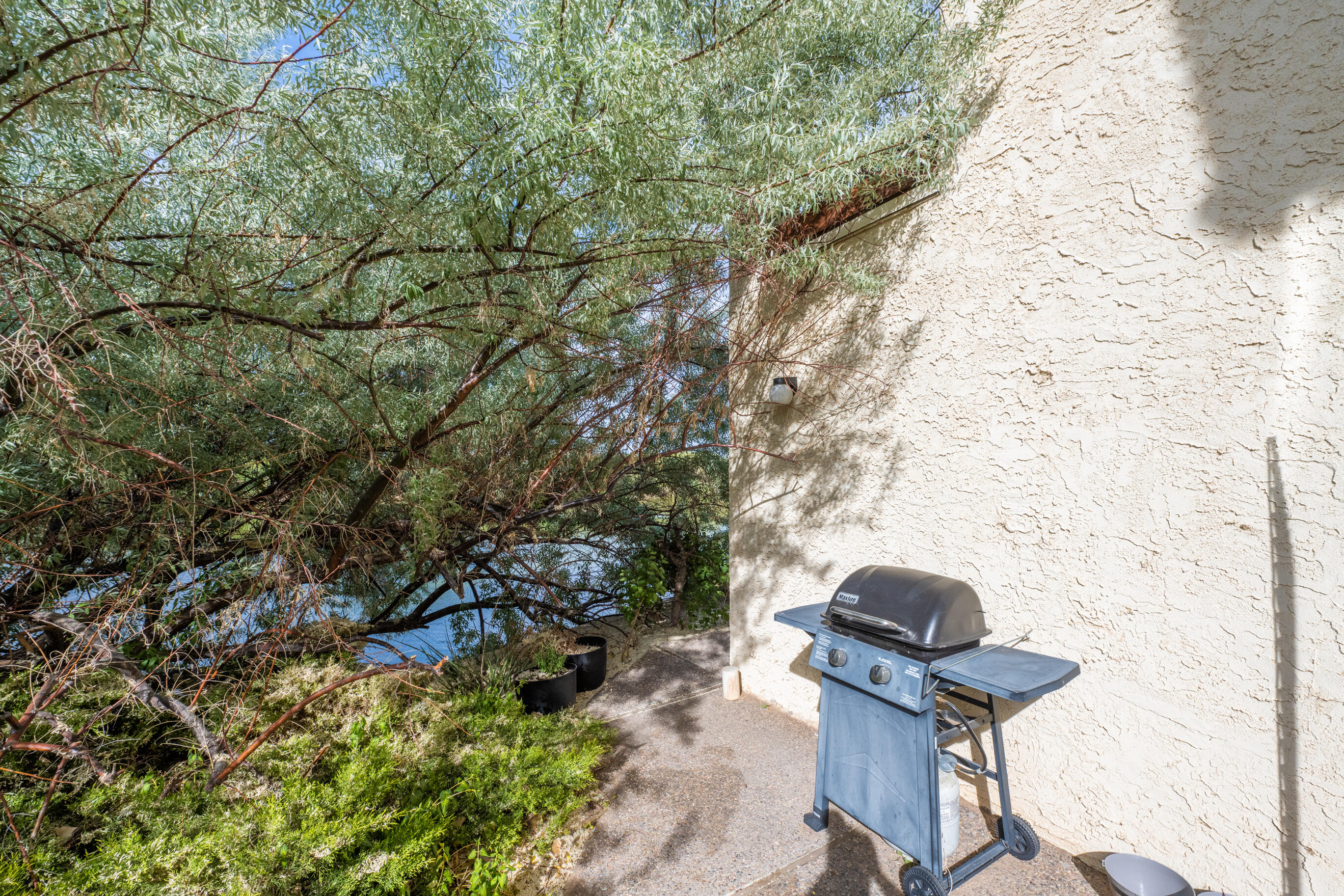 582 EASTLAKE Drive SE