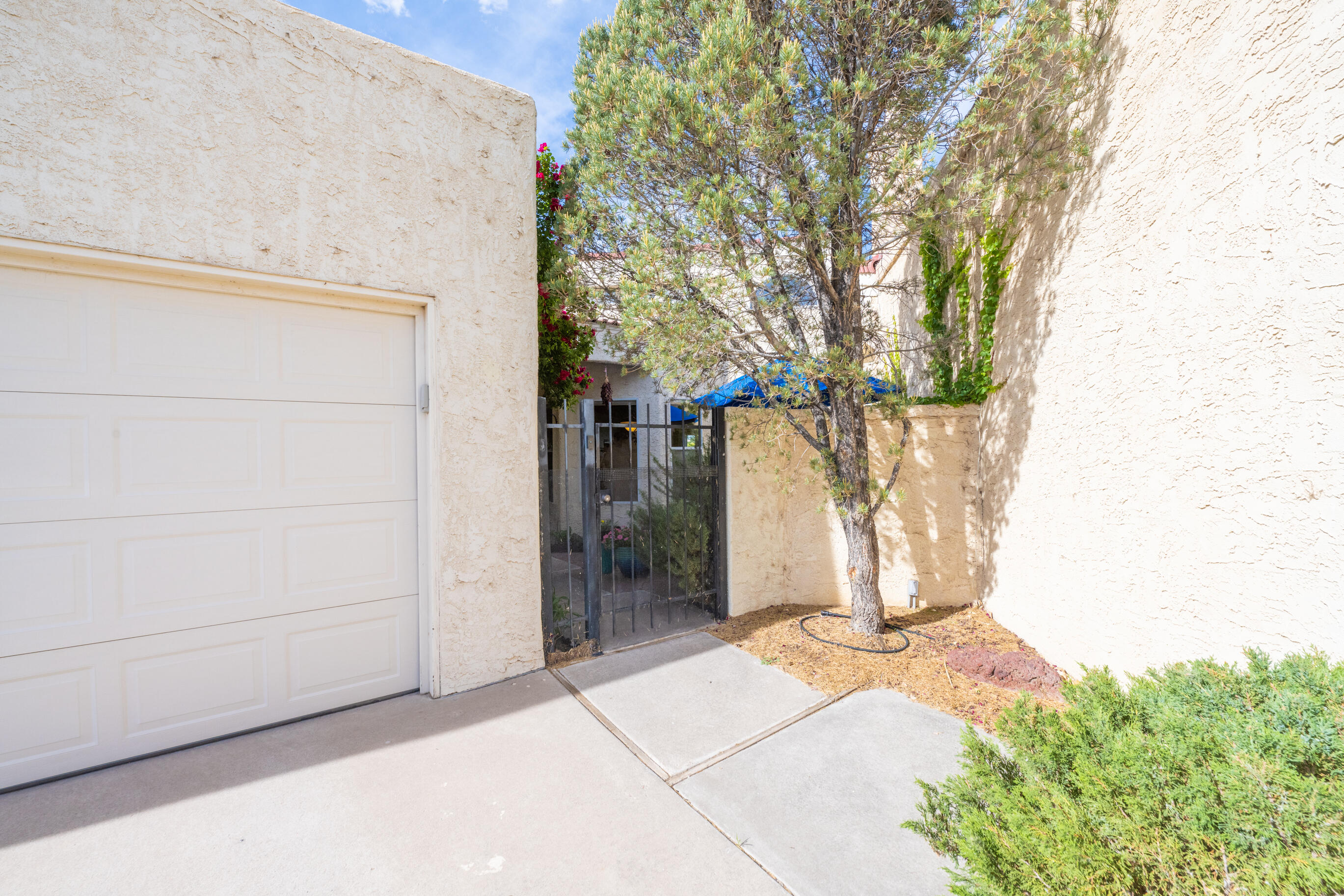 582 EASTLAKE Drive SE