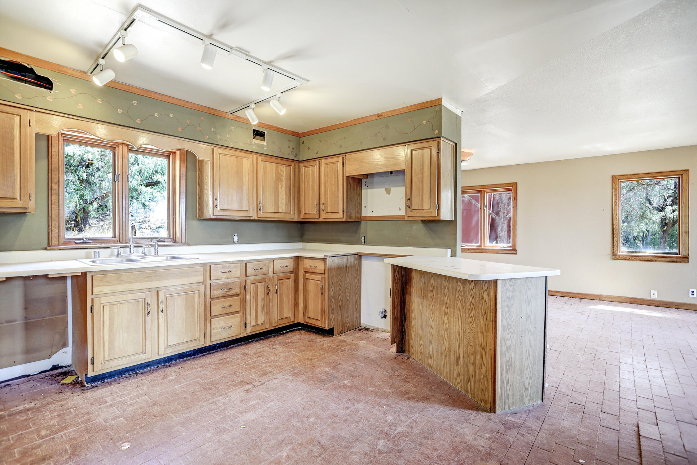 211 SKYLAND Boulevard