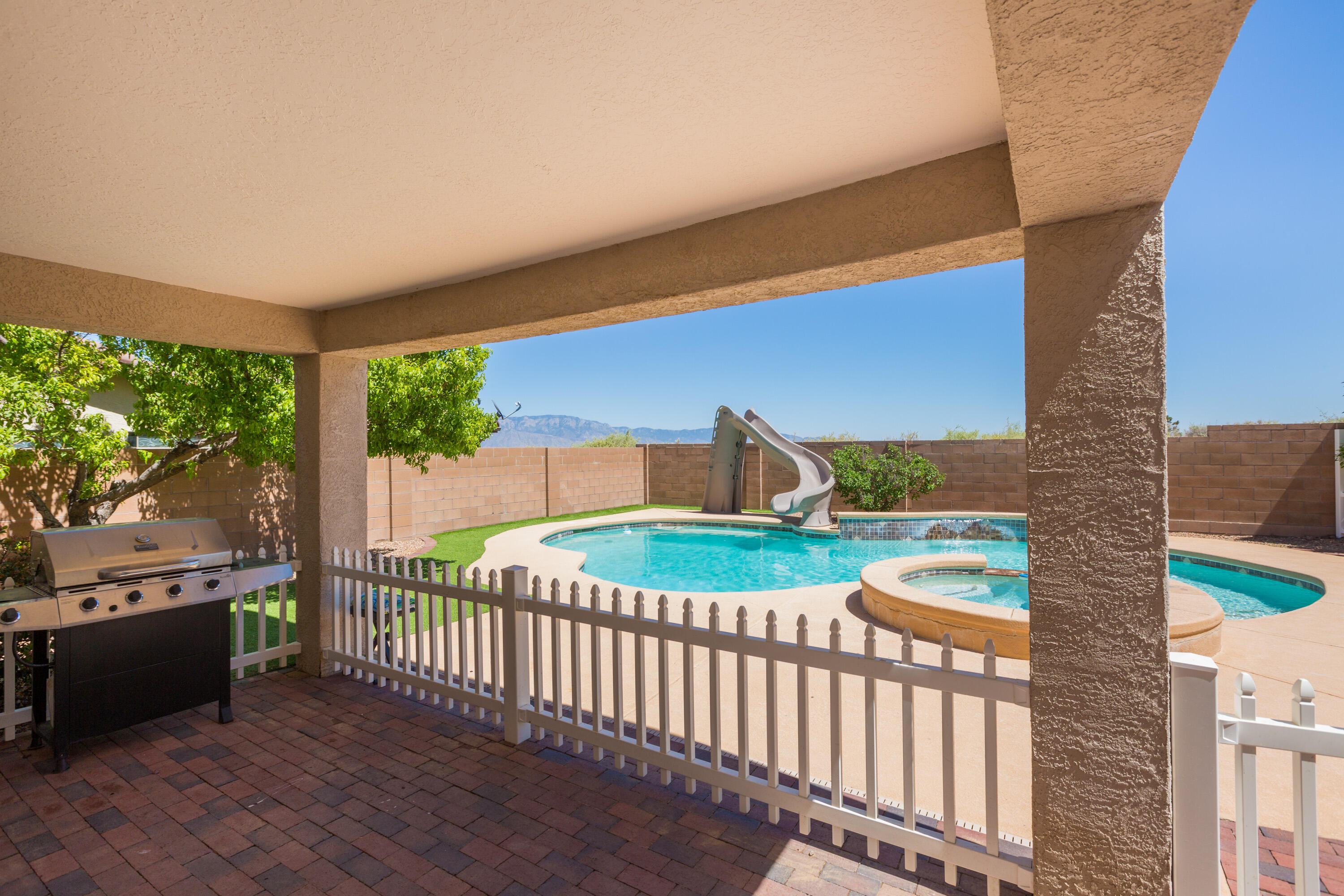 808 LOMA PINON Loop NE