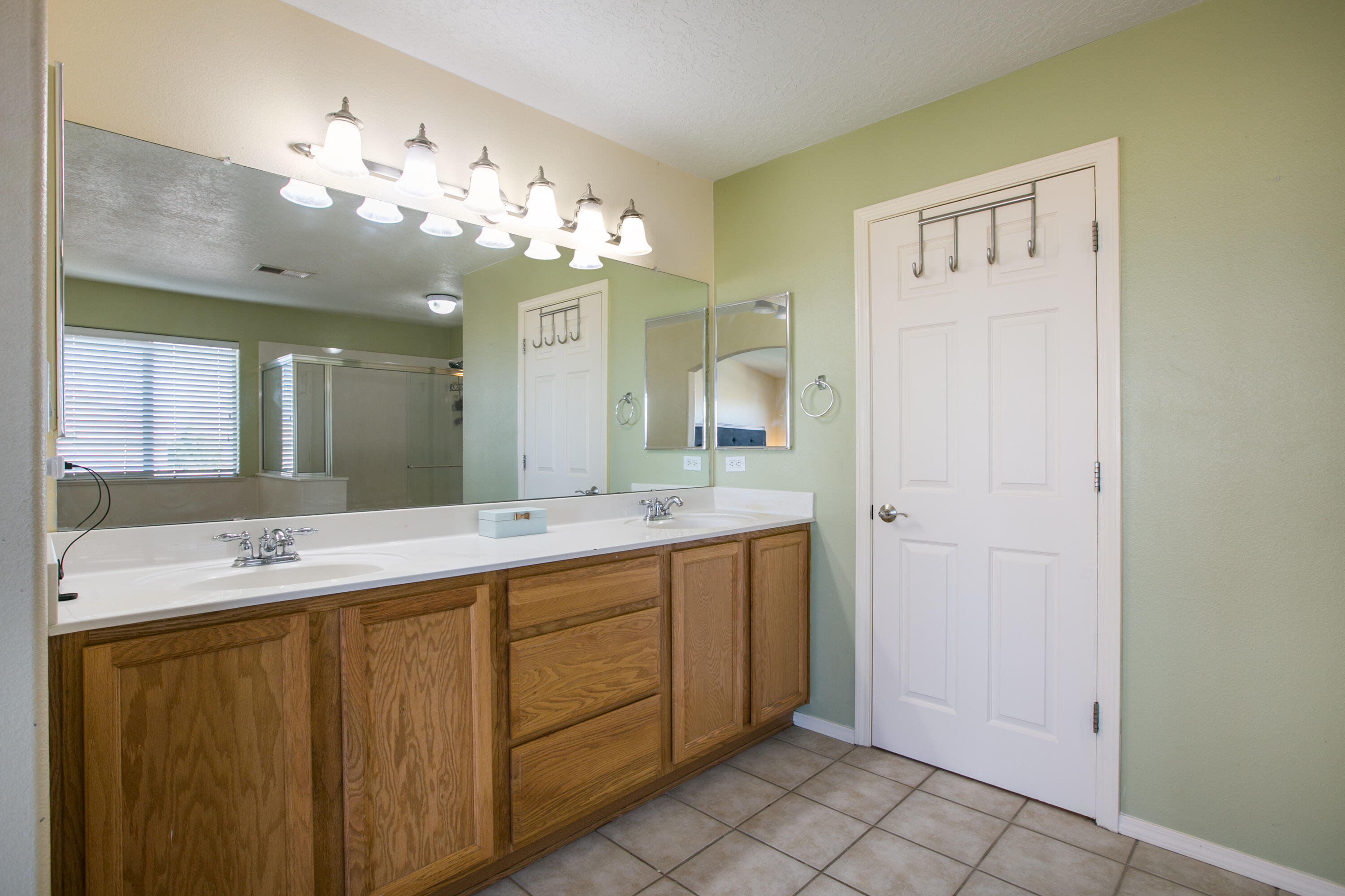 808 LOMA PINON Loop NE