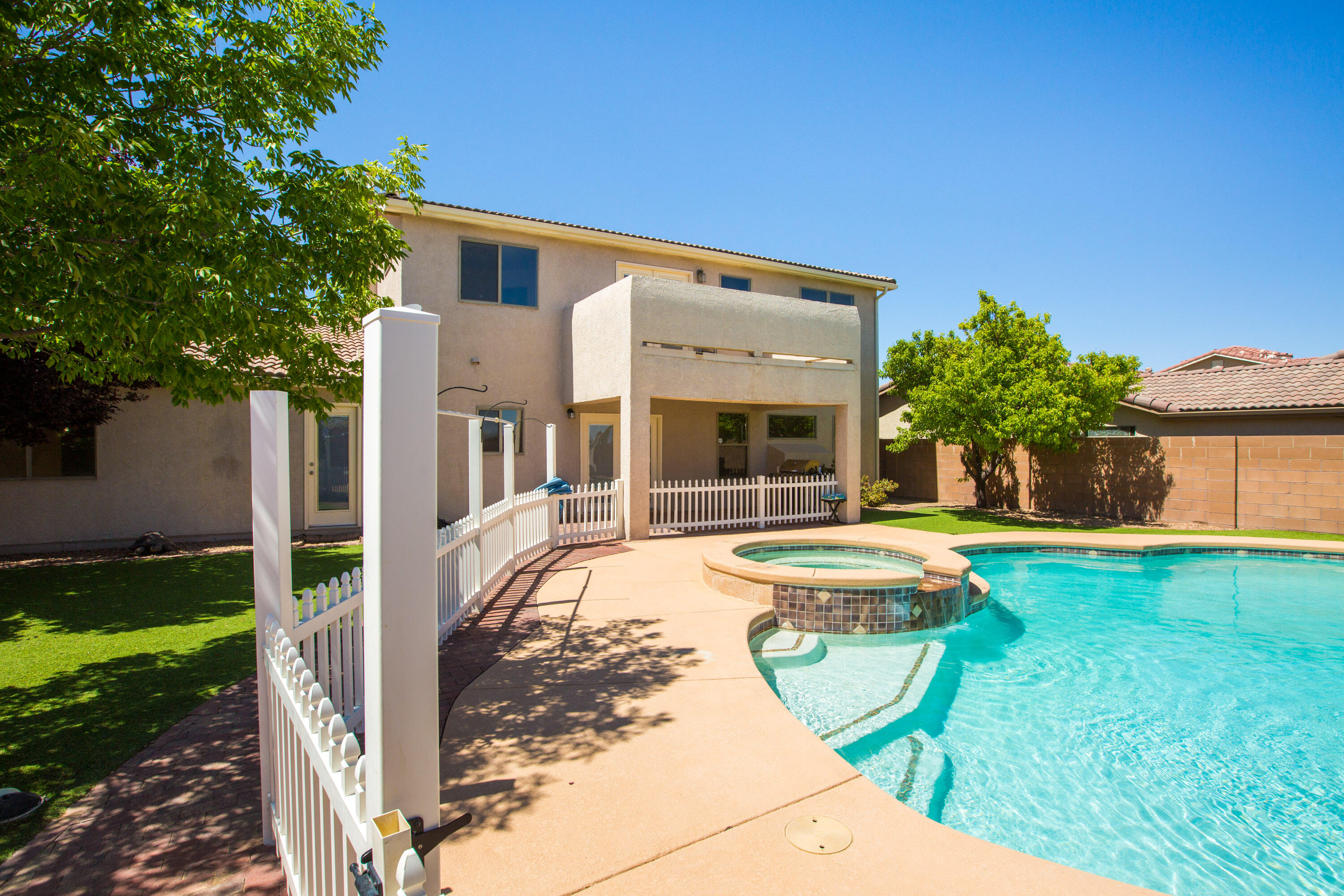 808 LOMA PINON Loop NE