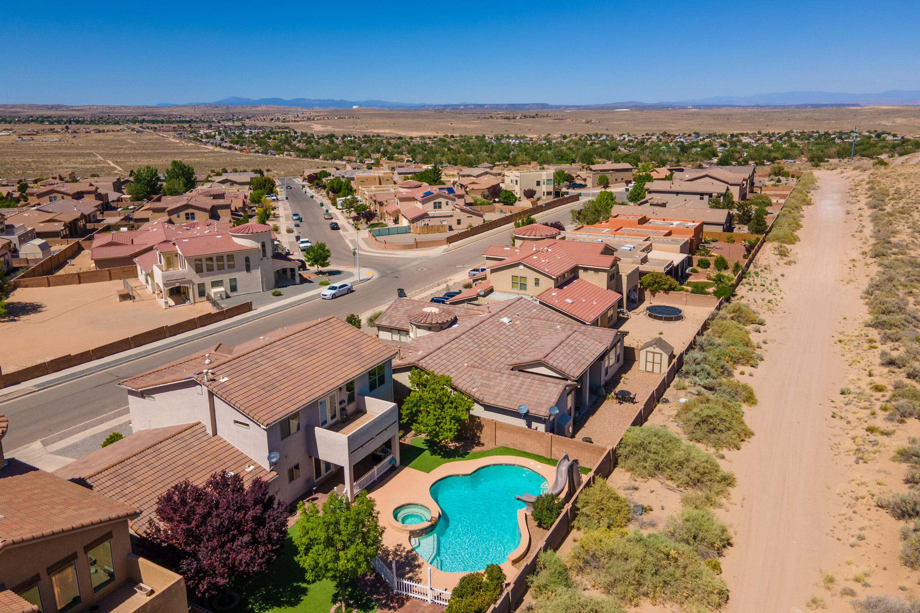 808 LOMA PINON Loop NE