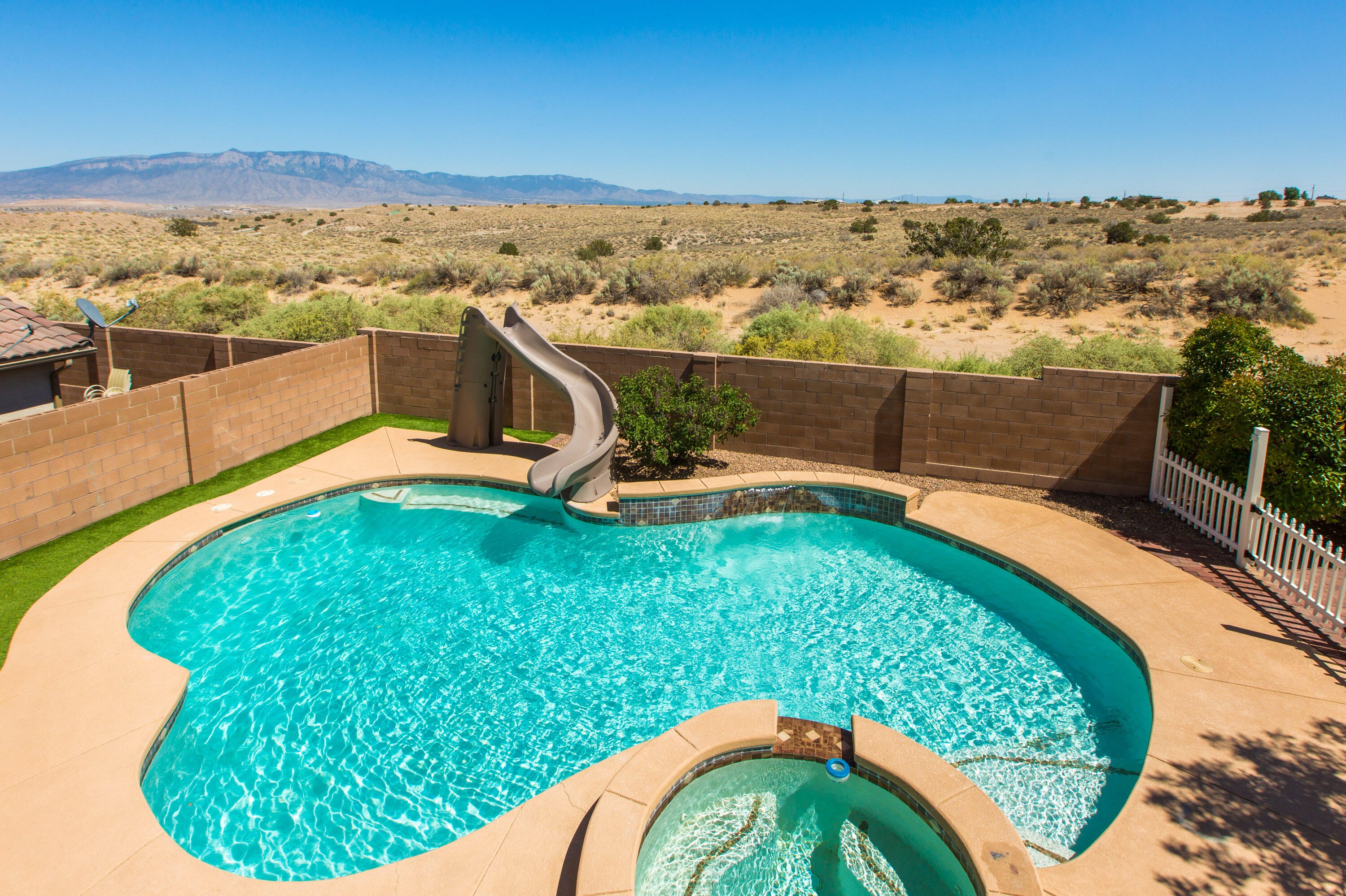 808 LOMA PINON Loop NE