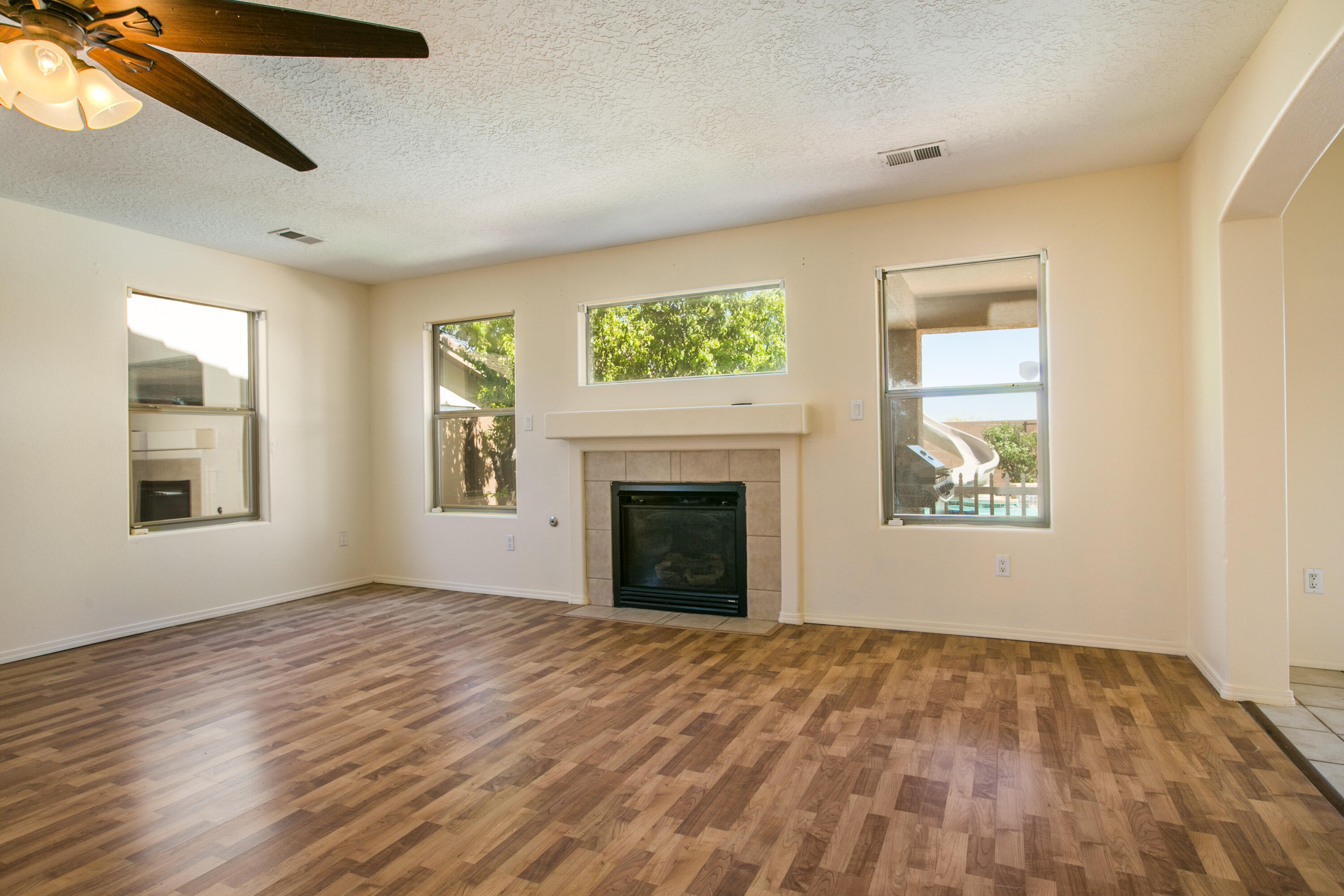 808 LOMA PINON Loop NE