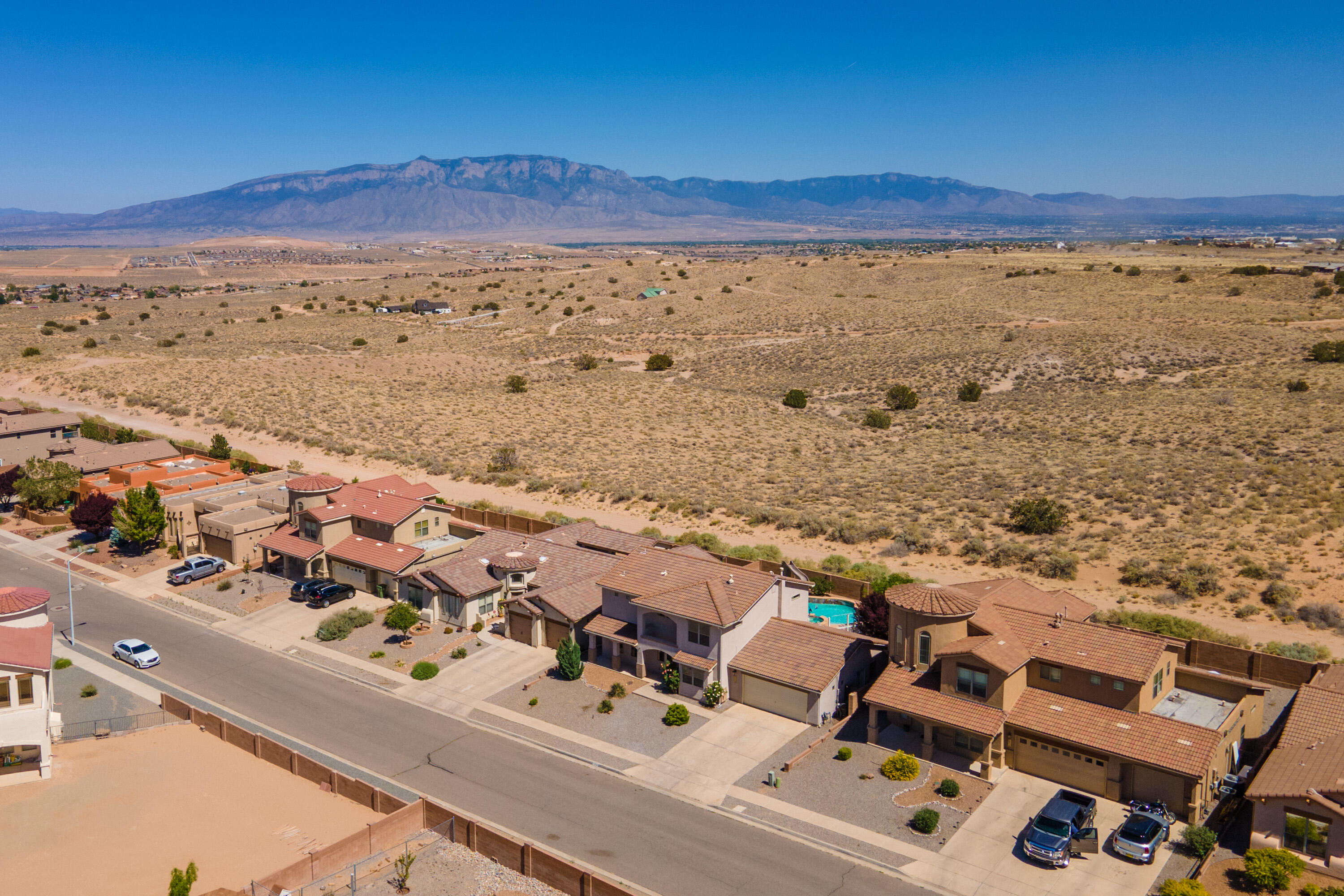 808 LOMA PINON Loop NE