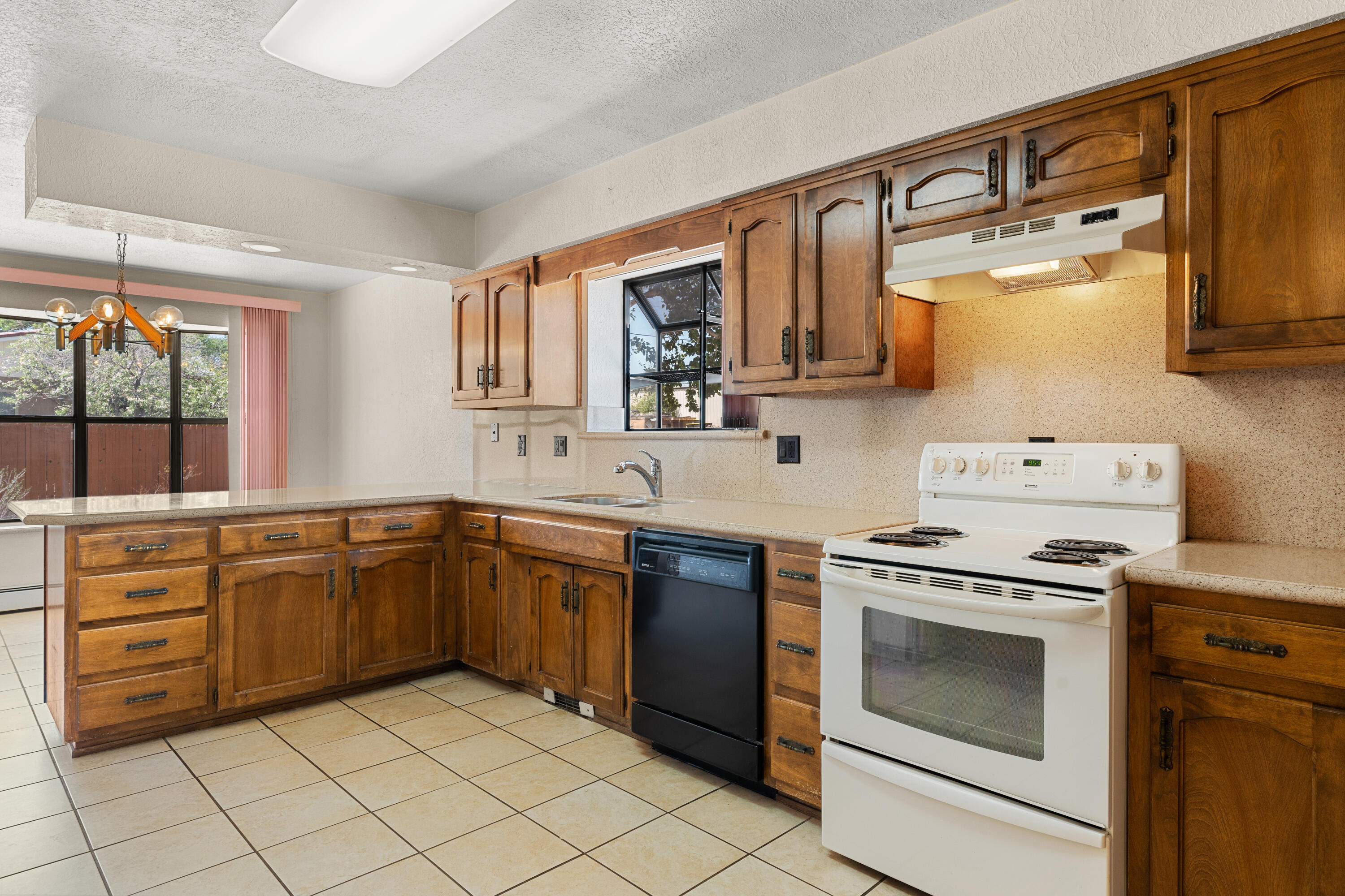 352 ENCHANTED VALLEY Road NW
