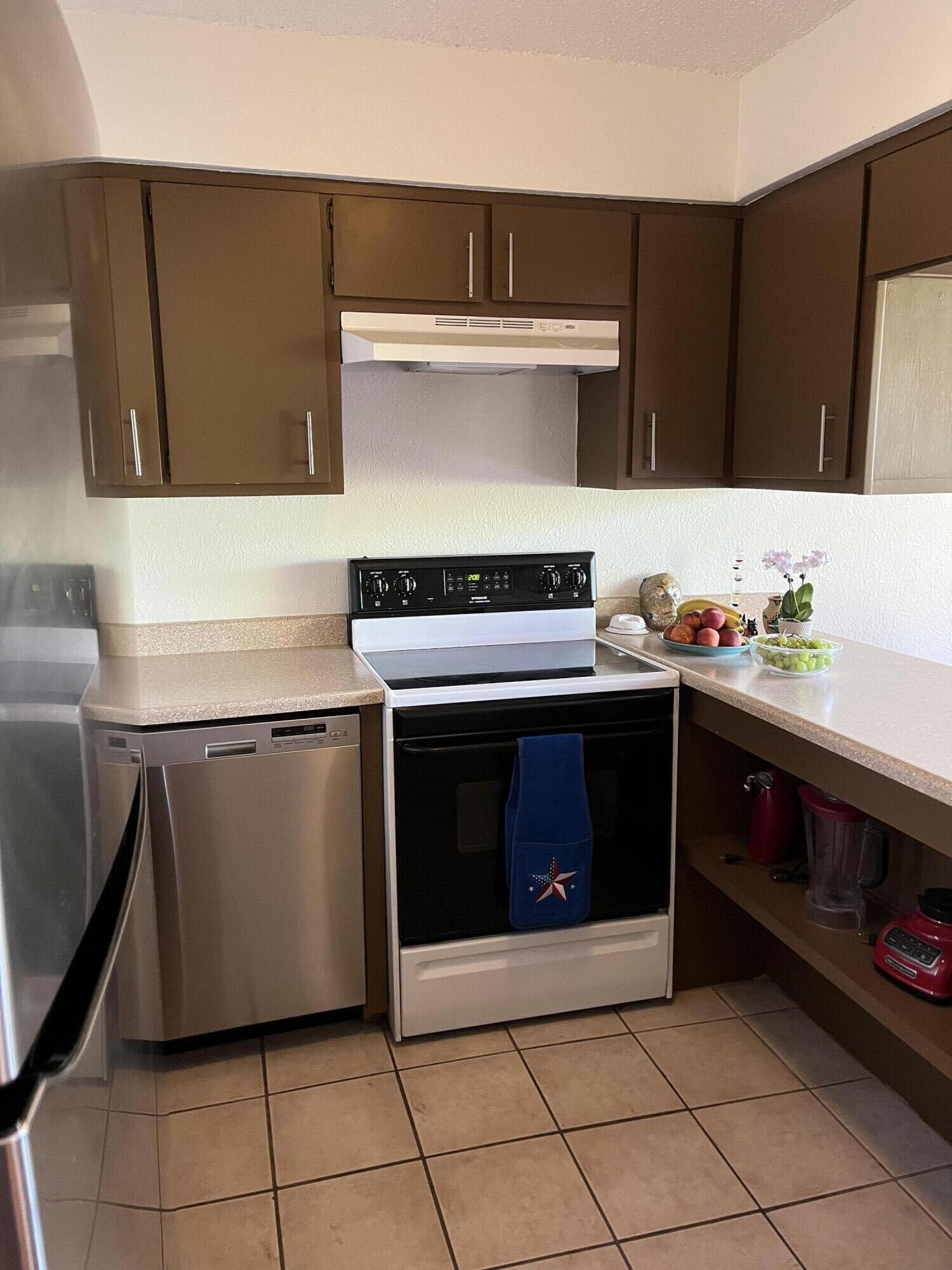 4713 COUNTRY CLUB Lane NW Unit: D4