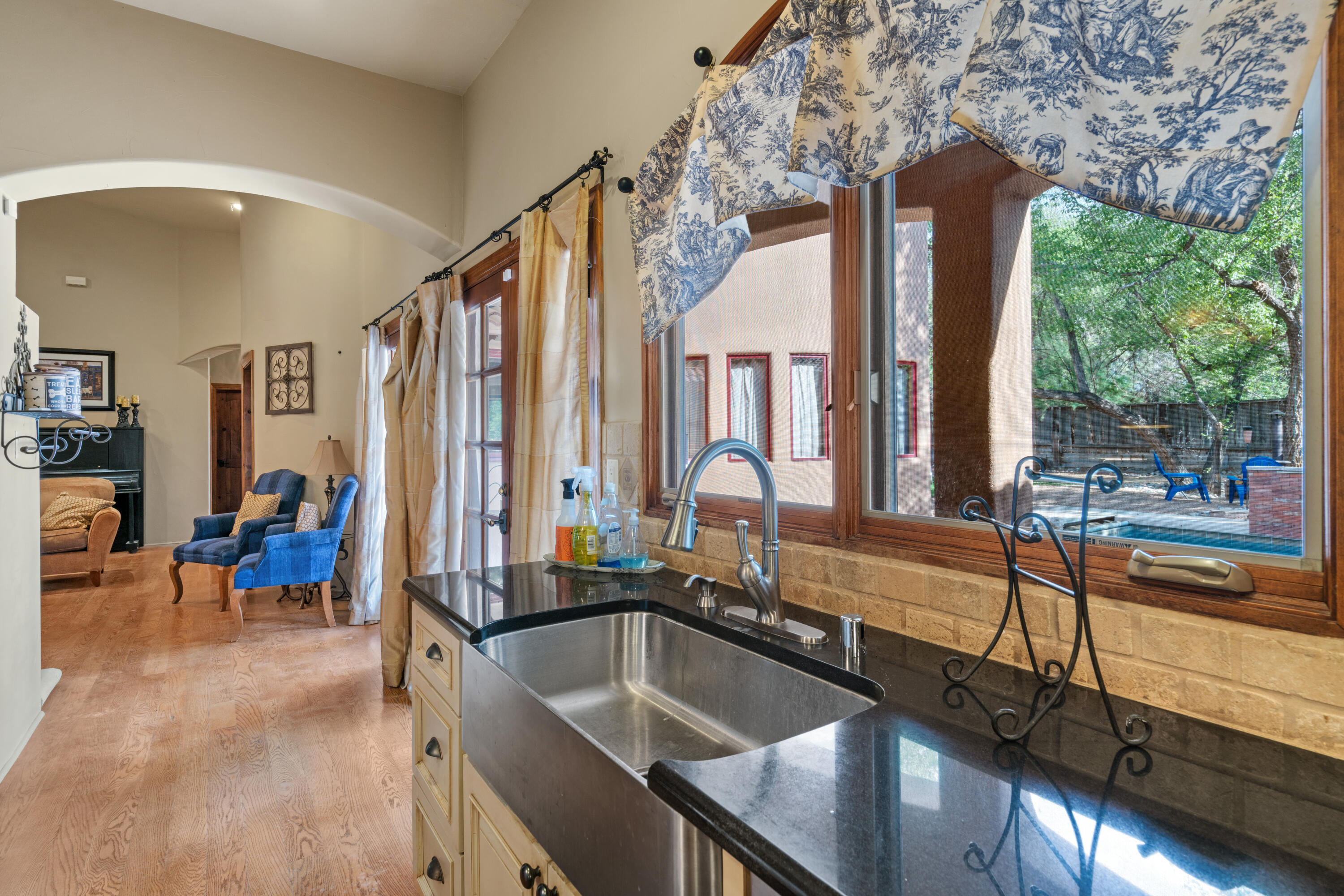 9005 N 4TH Street NW