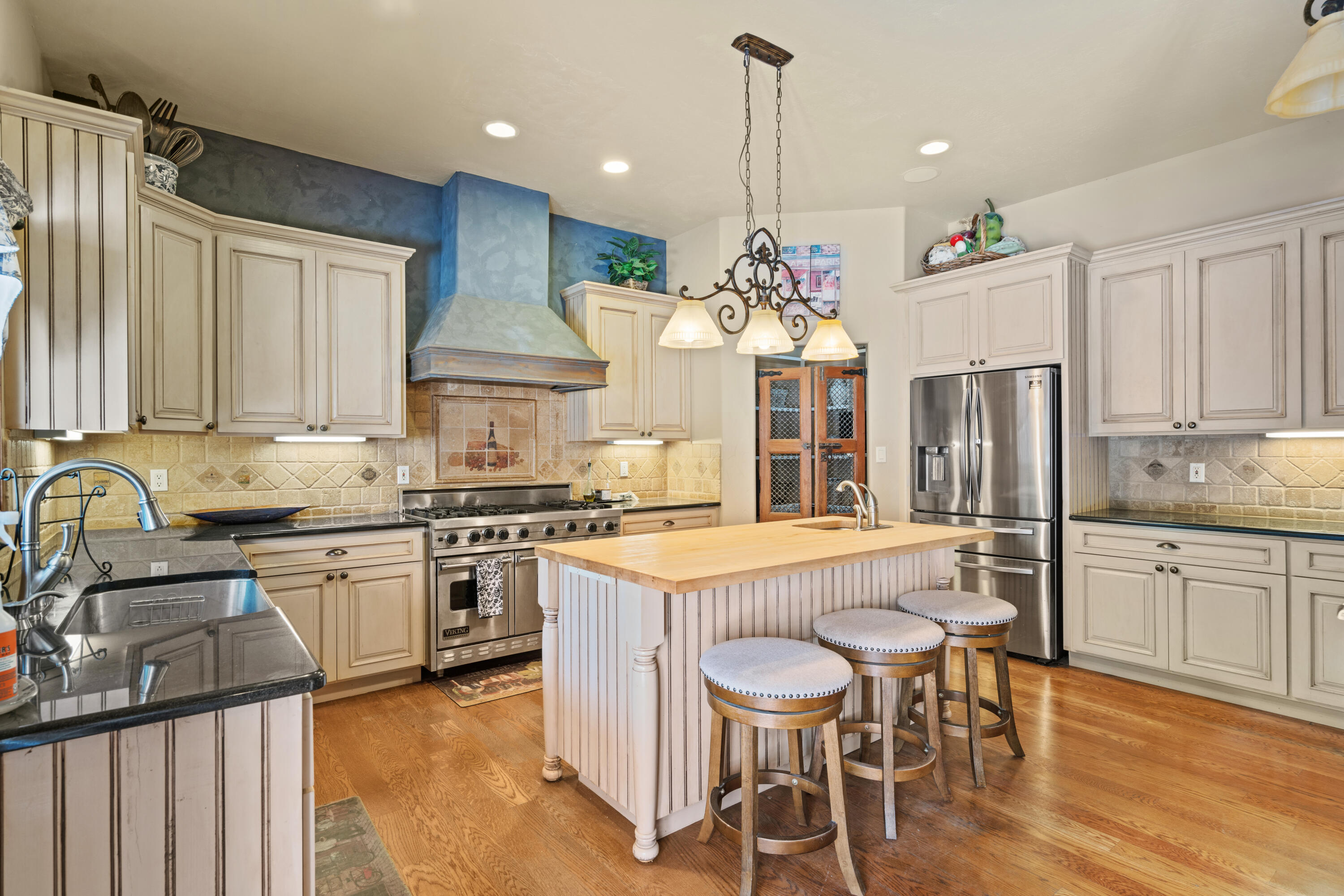 9005 N 4TH Street NW