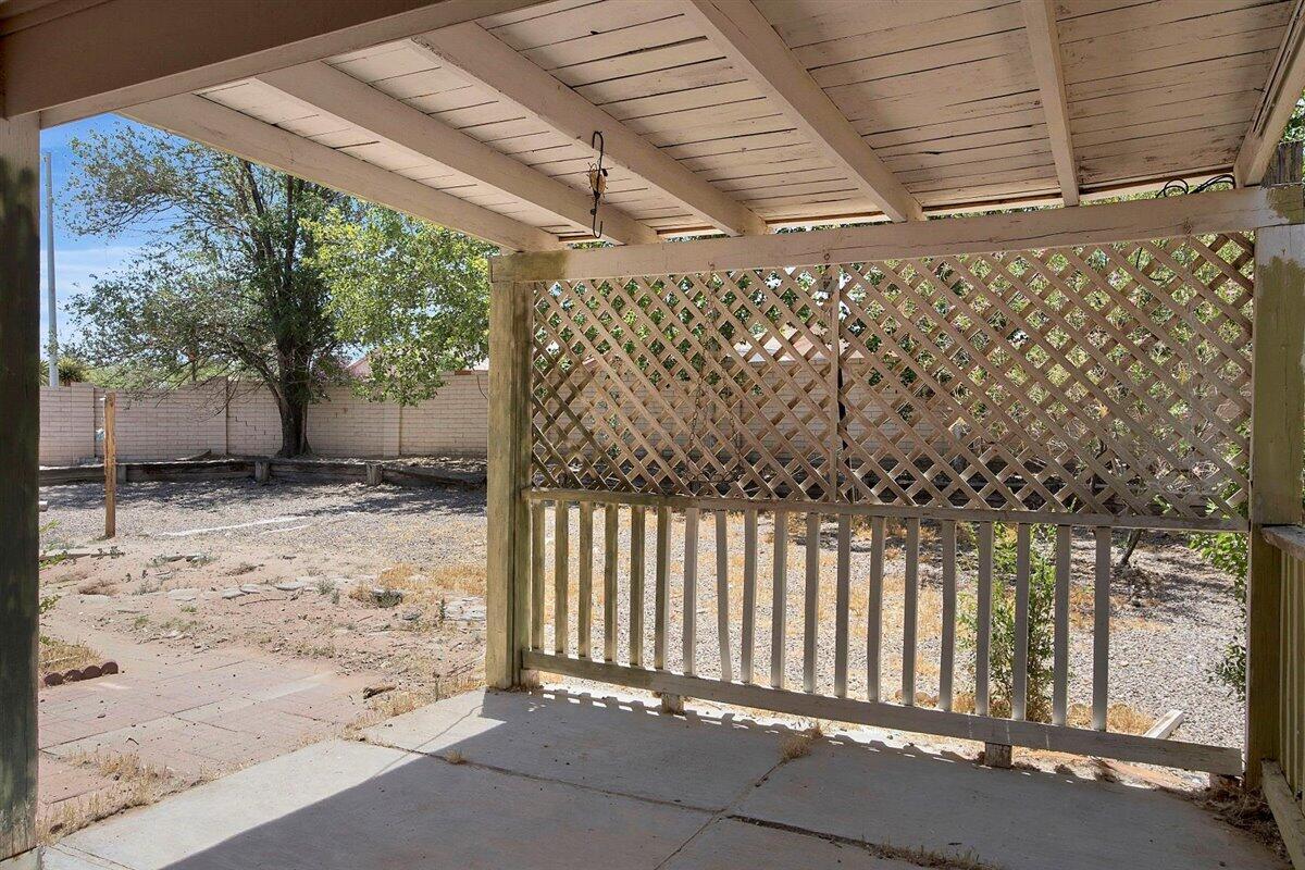 1641 LARKSPUR Drive NE