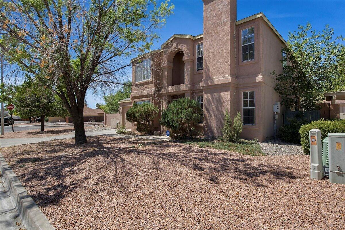 1641 LARKSPUR Drive NE