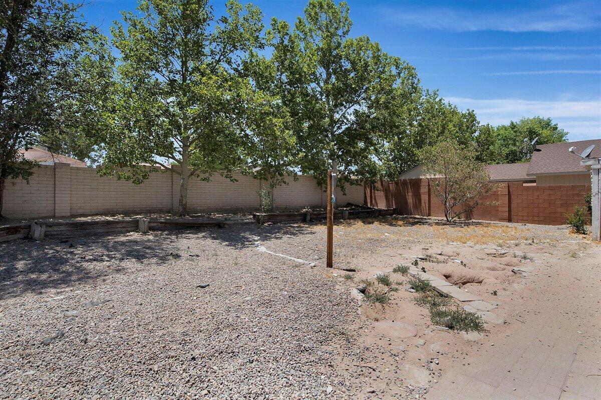 1641 LARKSPUR Drive NE