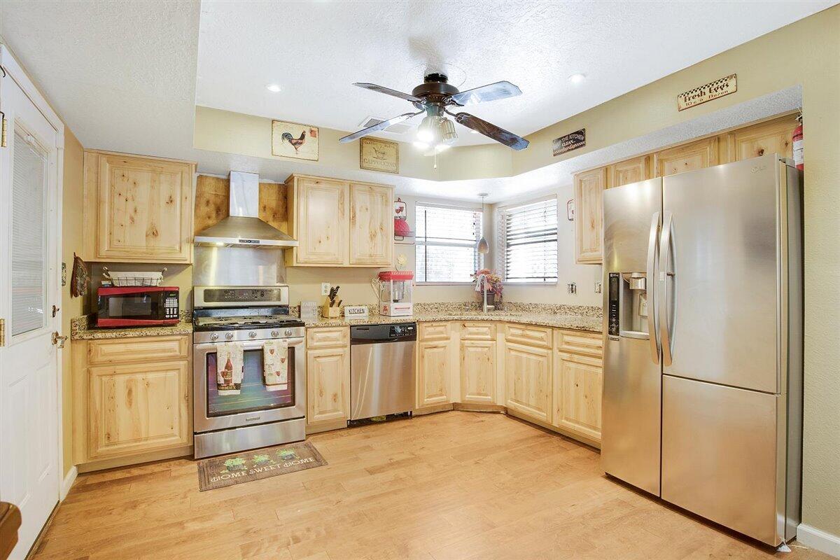 1641 LARKSPUR Drive NE