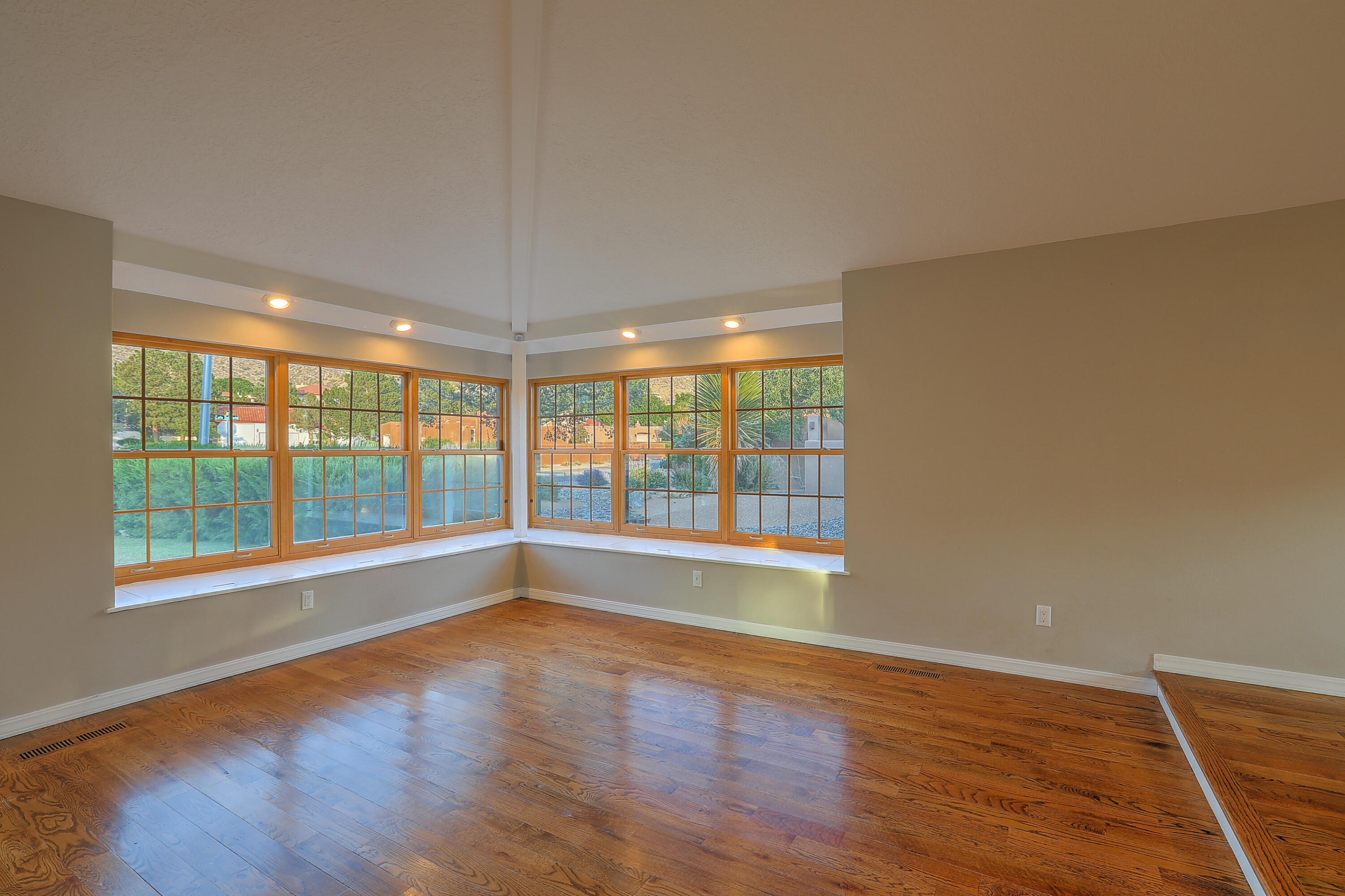 5001 CALLE DEL CIELO NE