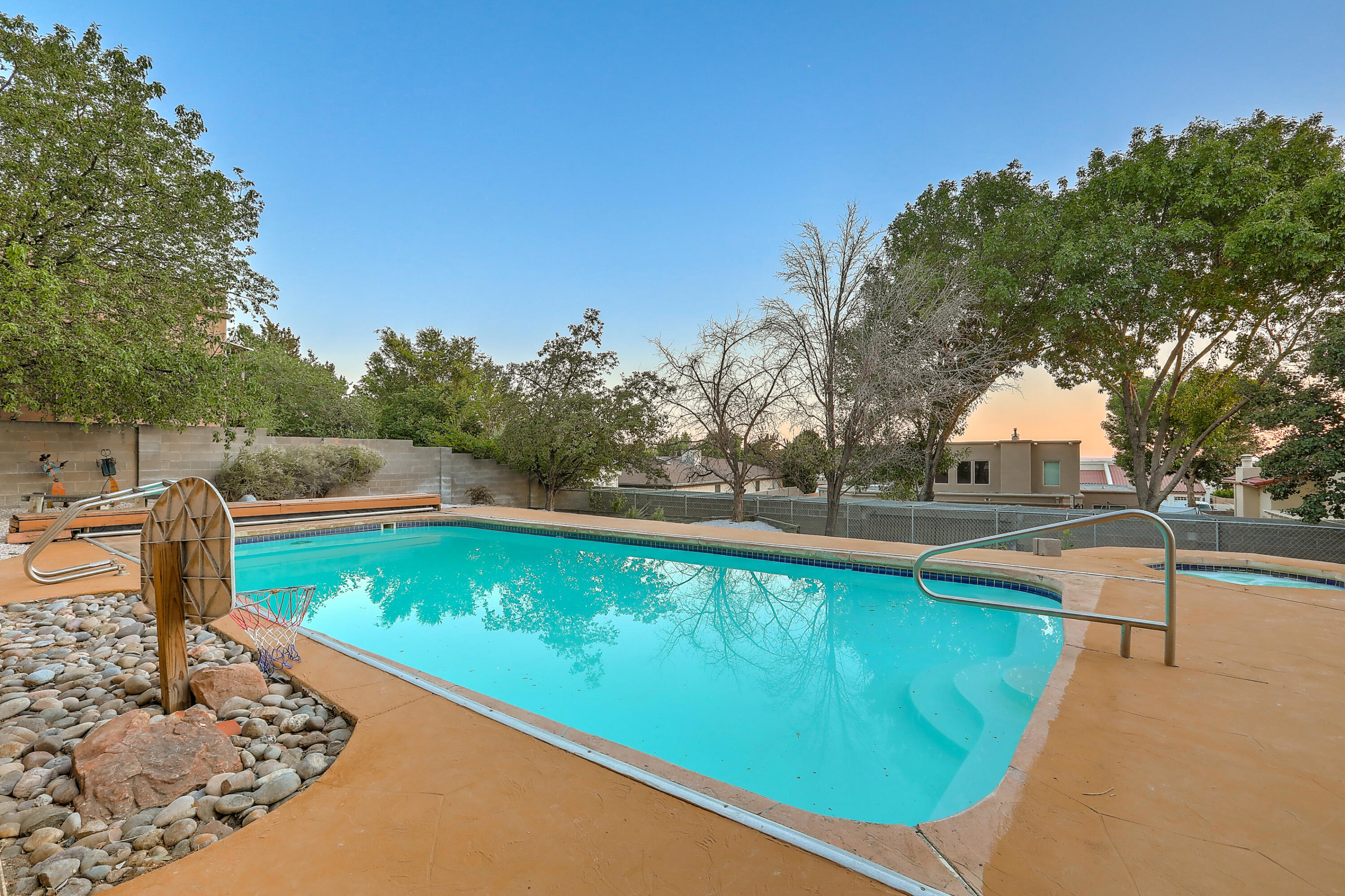 5001 CALLE DEL CIELO NE