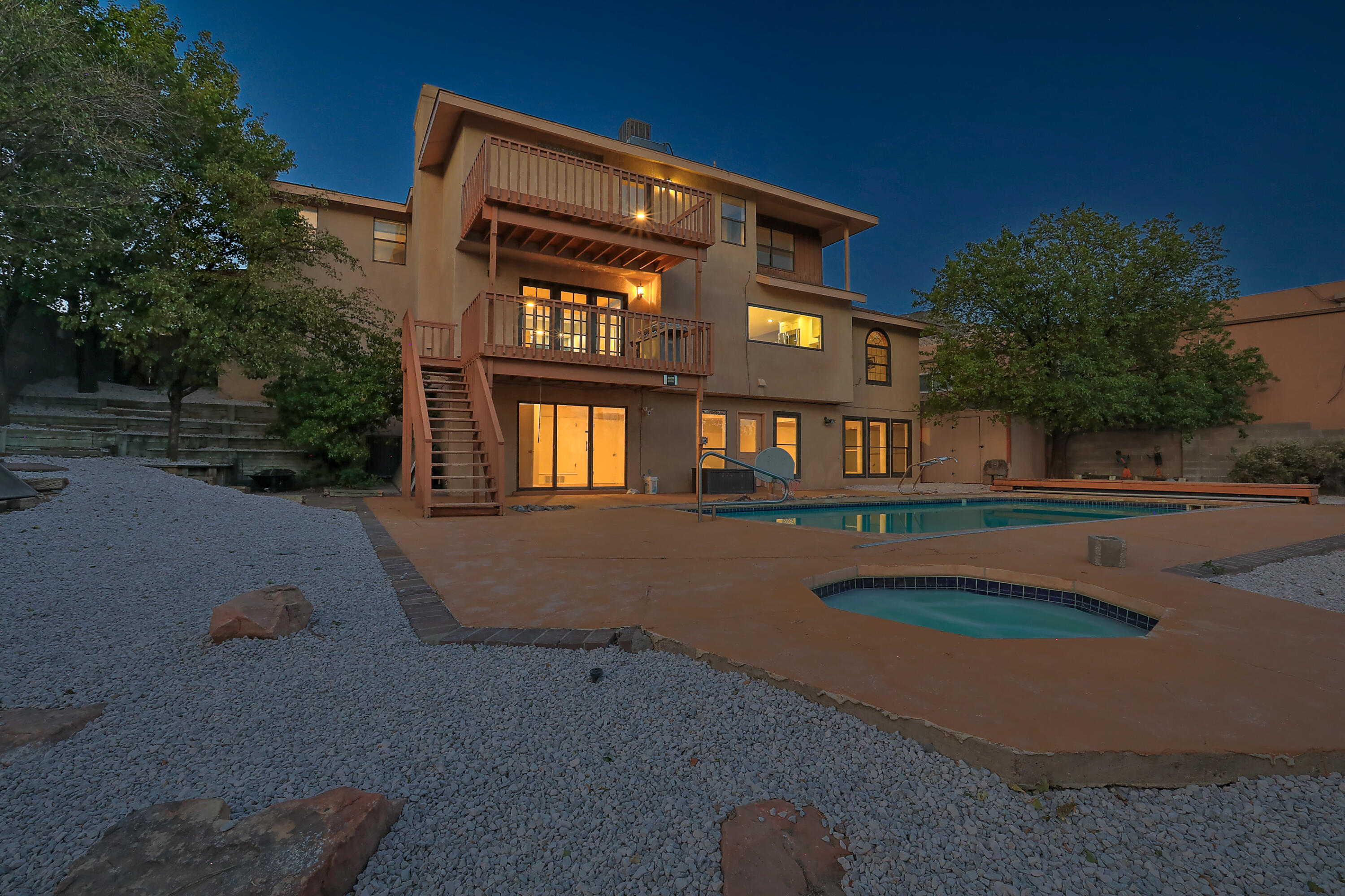 5001 CALLE DEL CIELO NE