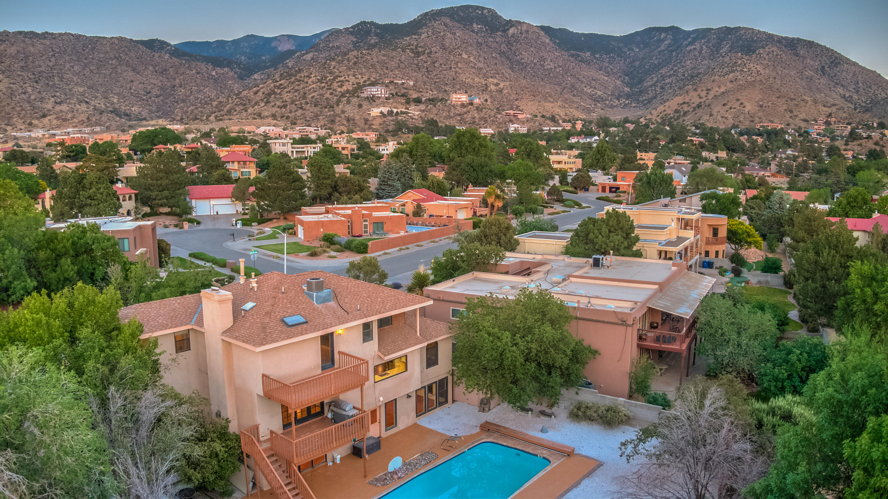 5001 CALLE DEL CIELO NE