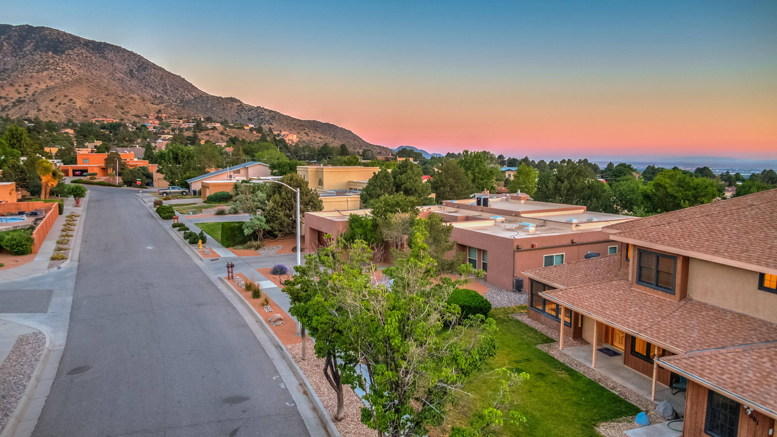 5001 CALLE DEL CIELO NE