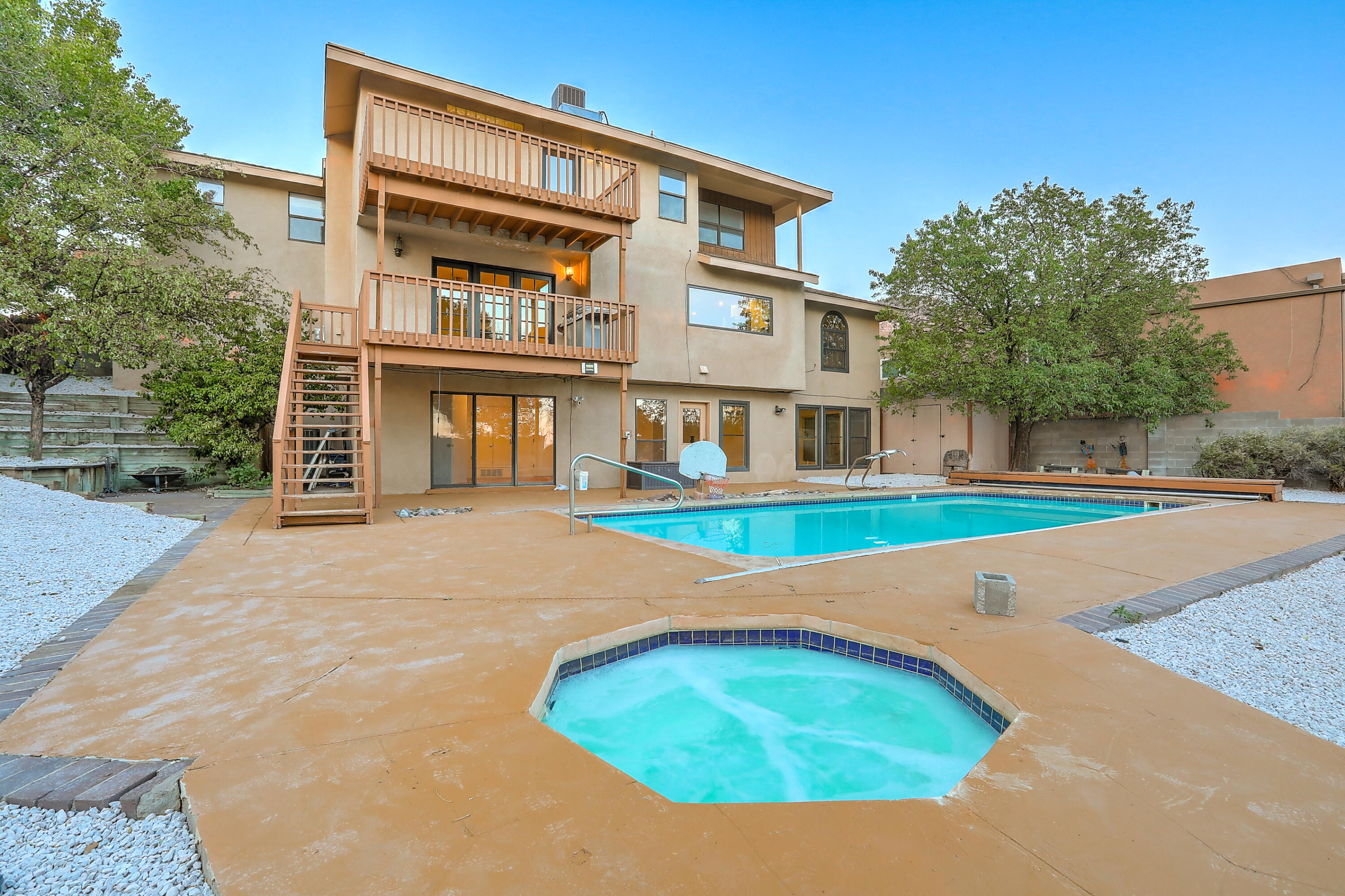 5001 CALLE DEL CIELO NE