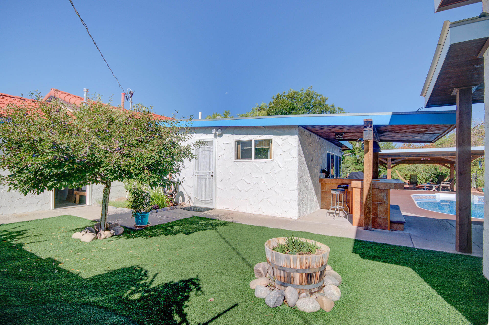 1719 Calle Los Vecinos NW