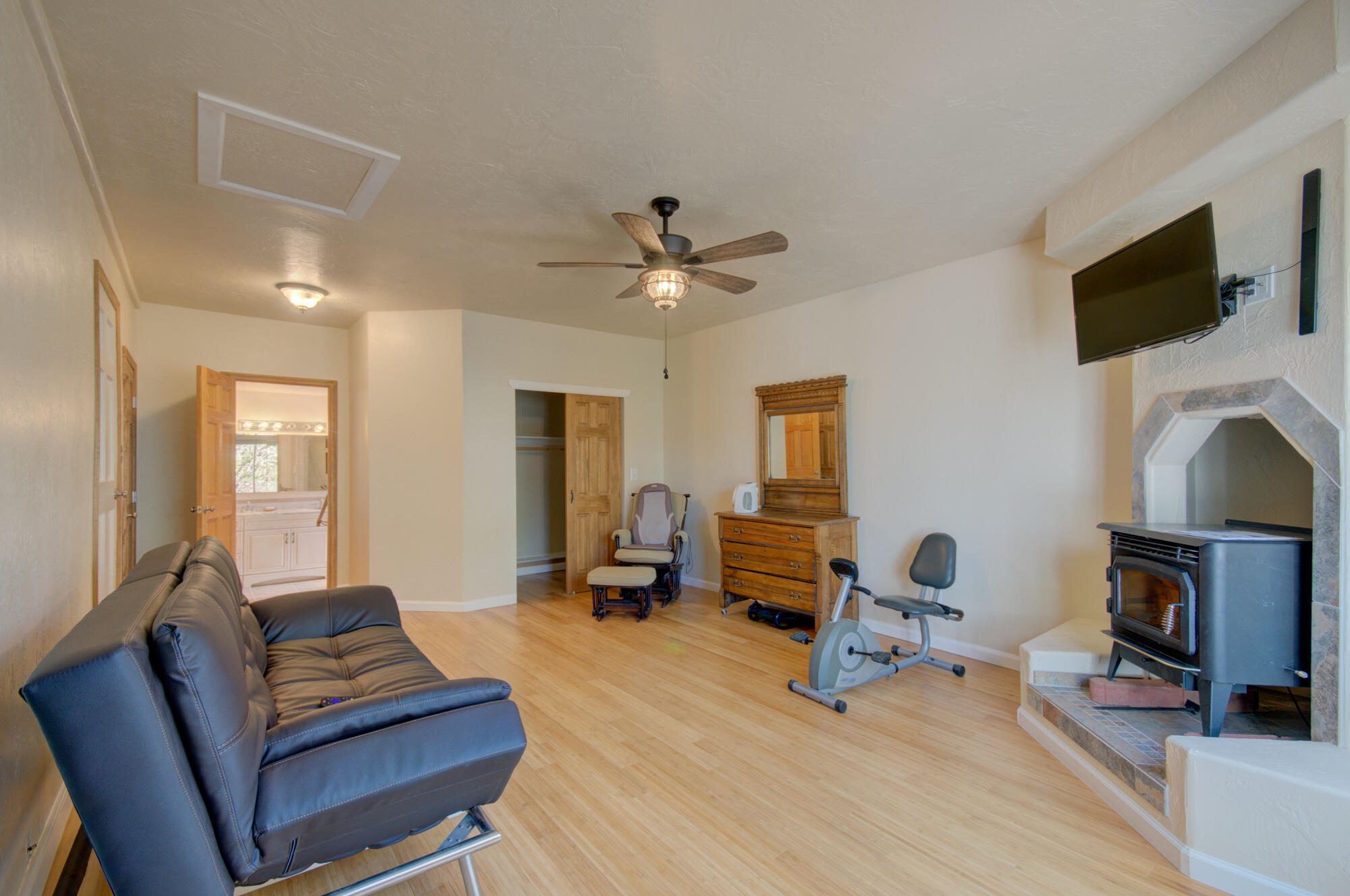 1719 Calle Los Vecinos NW