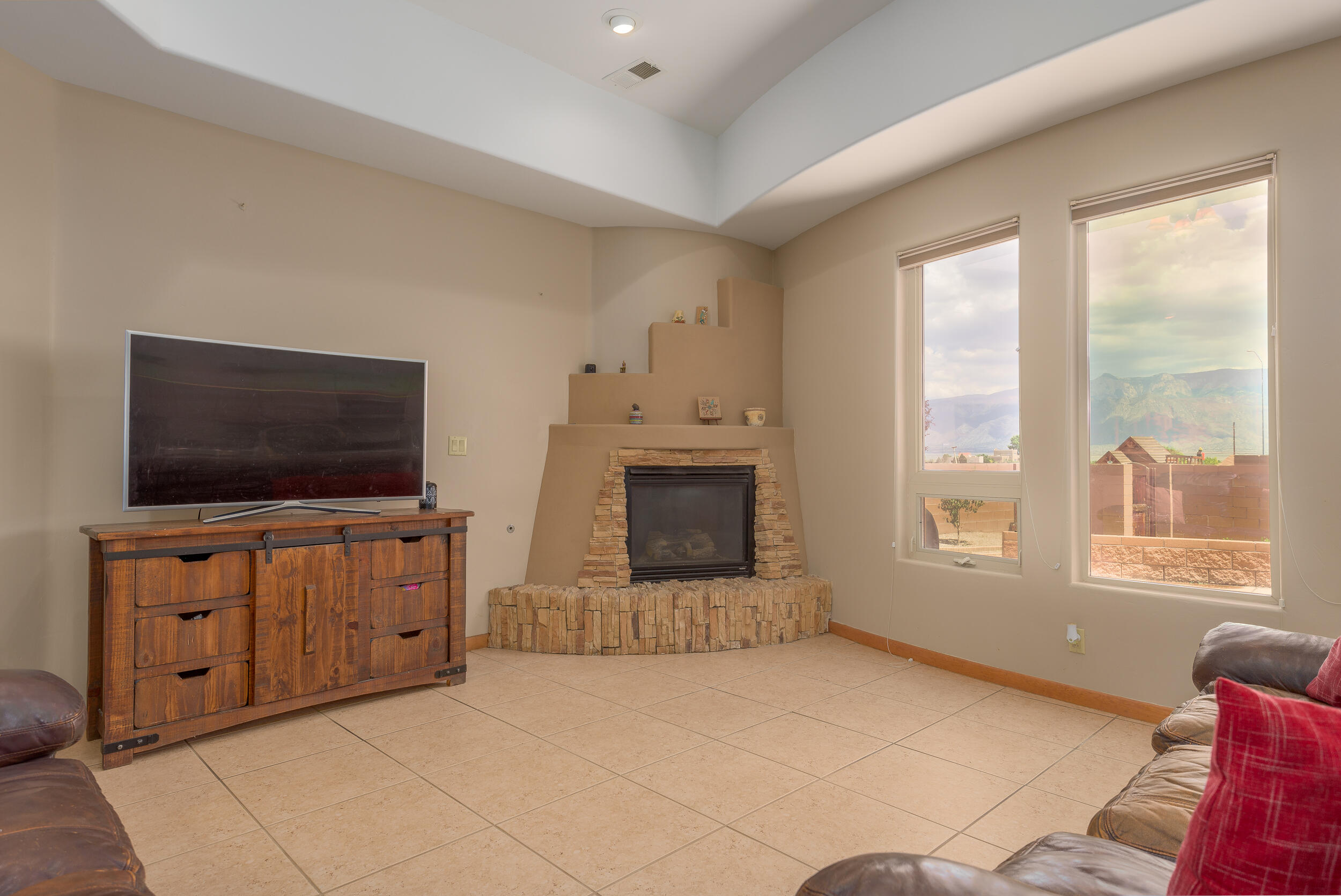 824 MONTERREY Road NE