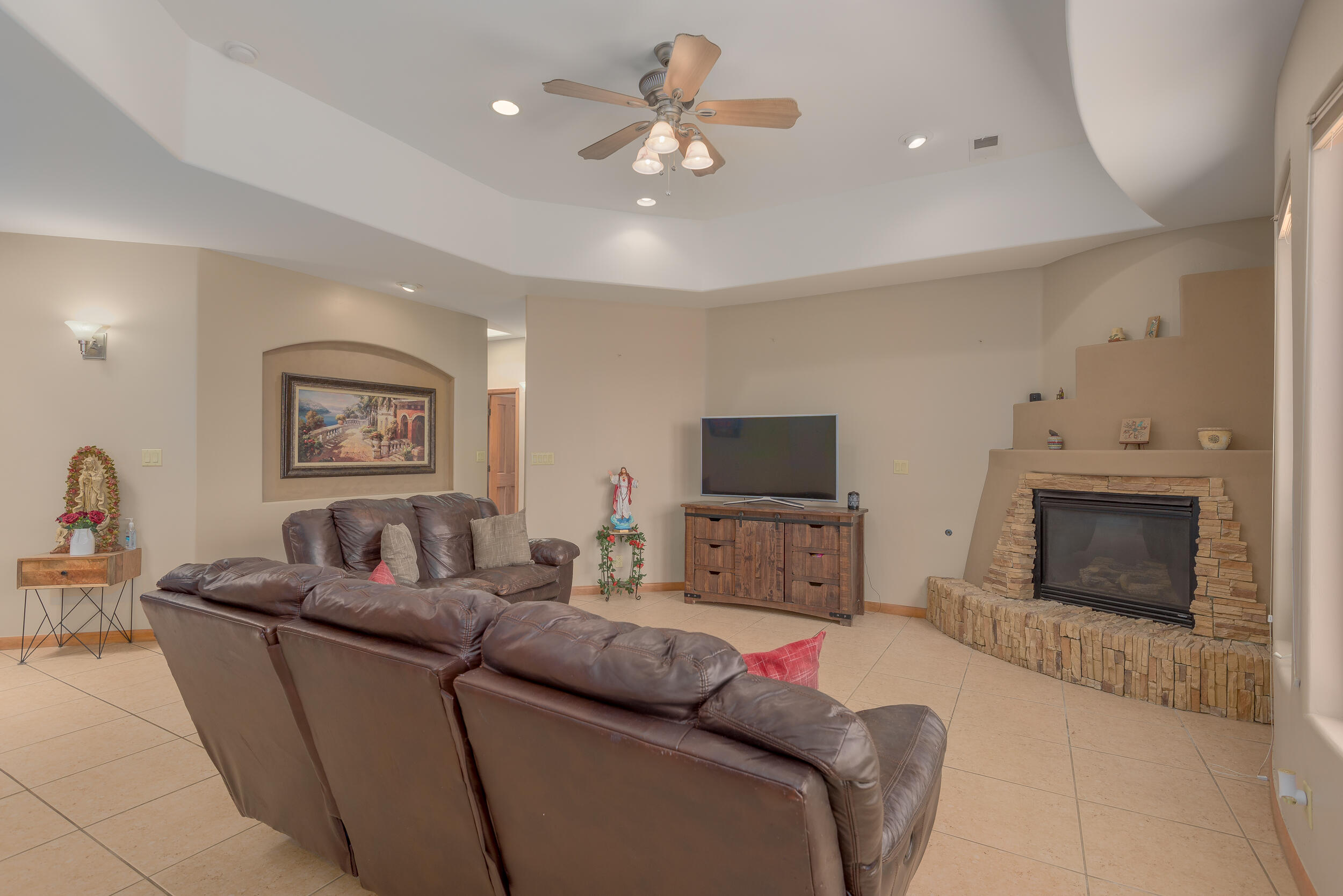 824 MONTERREY Road NE