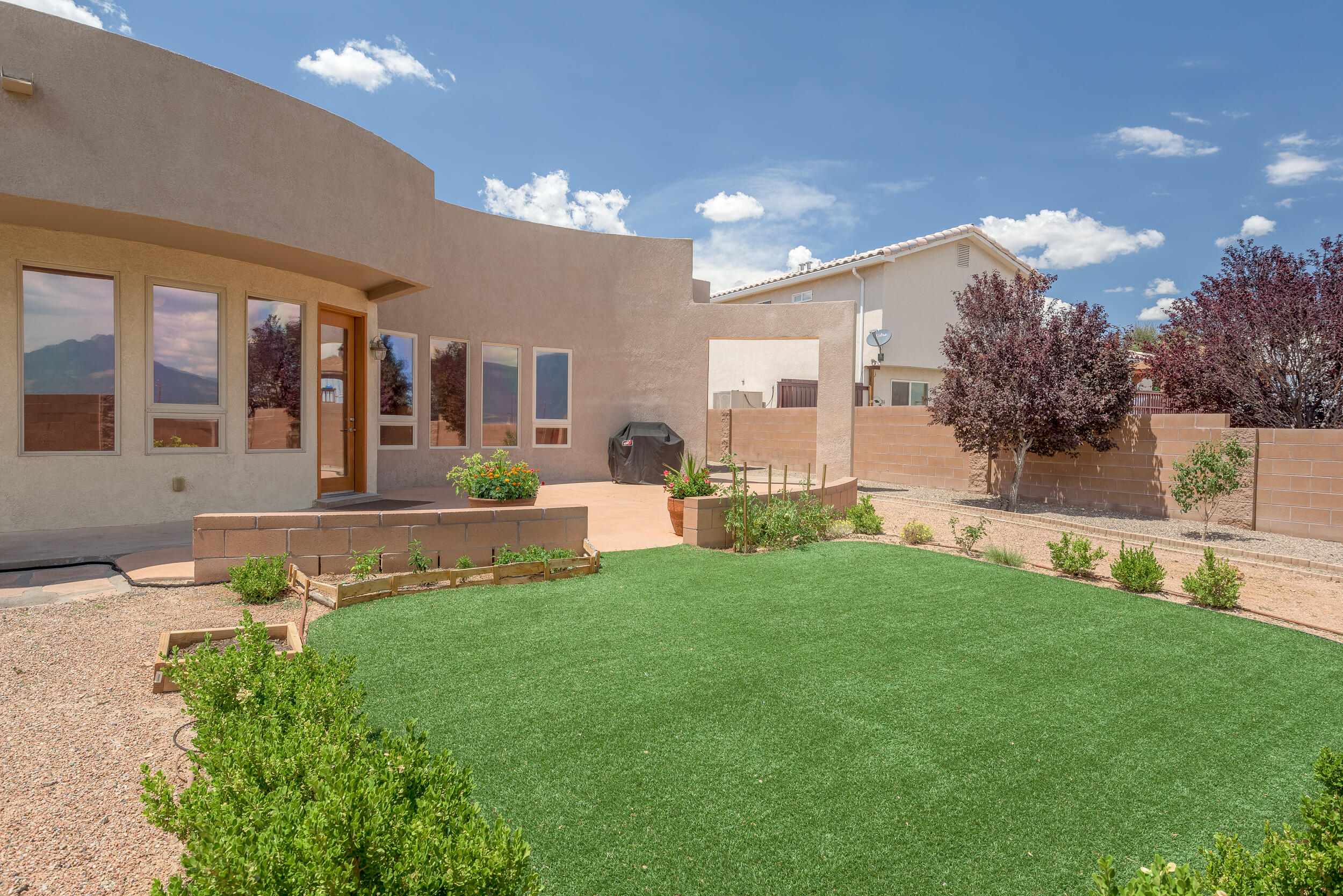824 MONTERREY Road NE
