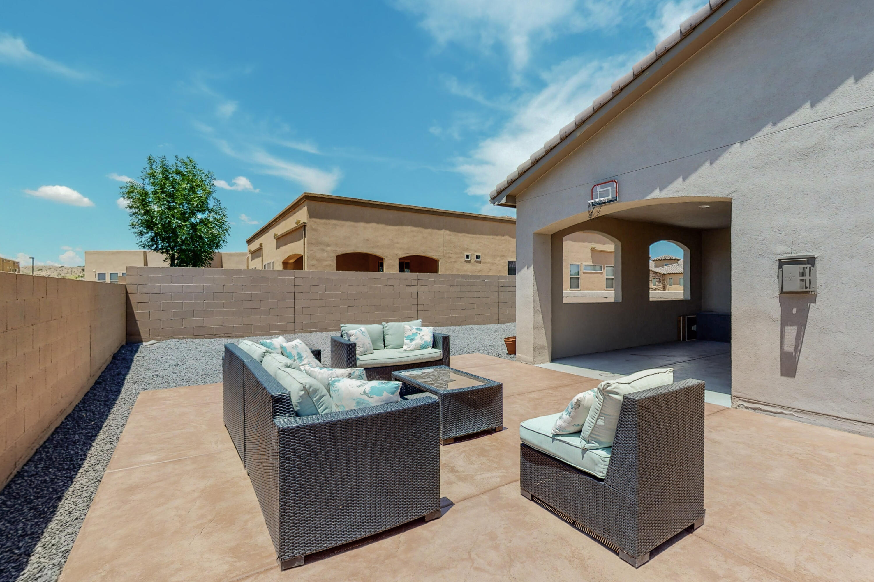 5620 PIKES PEAK Loop NE
