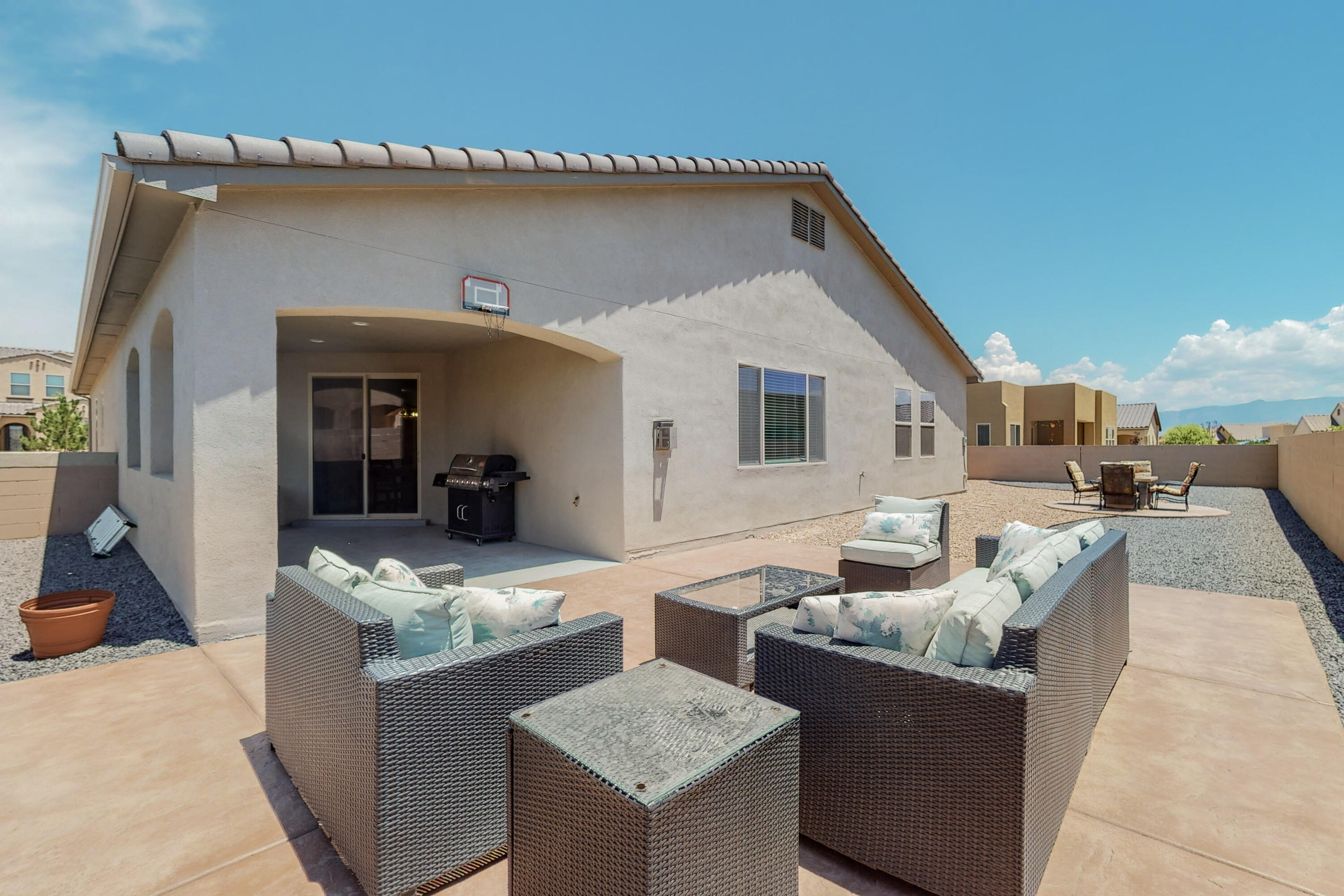 5620 PIKES PEAK Loop NE