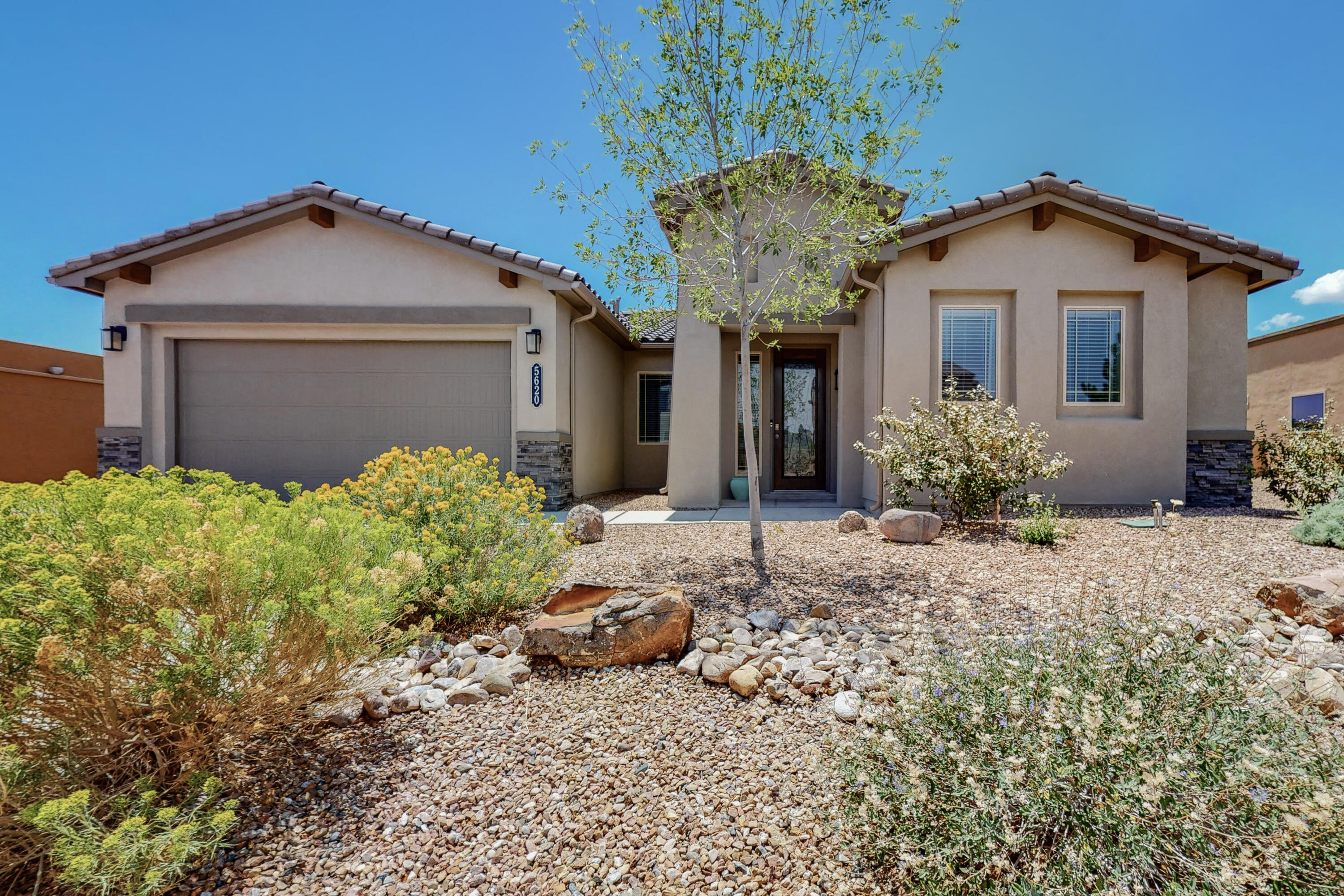 5620 PIKES PEAK Loop NE