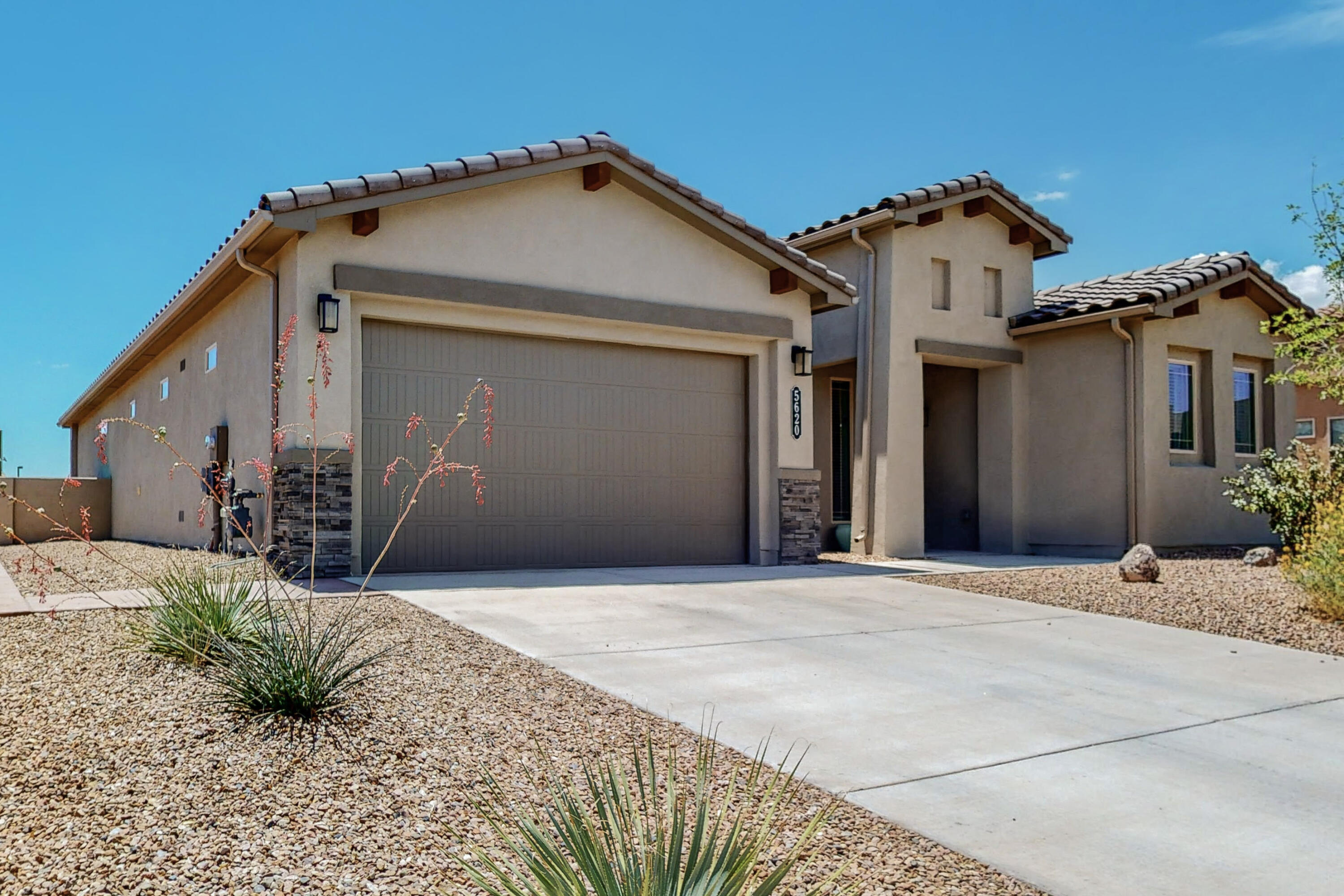5620 PIKES PEAK Loop NE