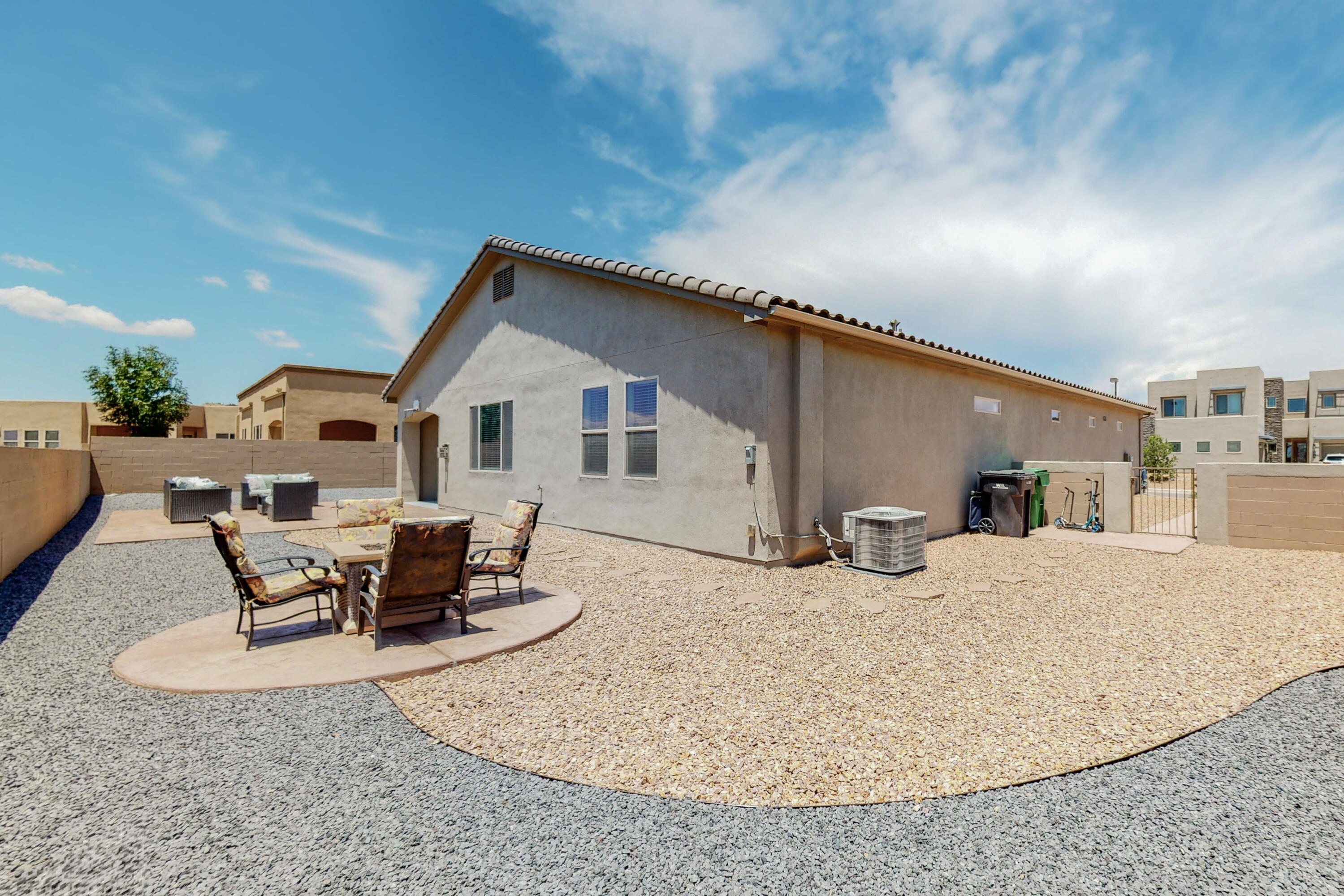 5620 PIKES PEAK Loop NE