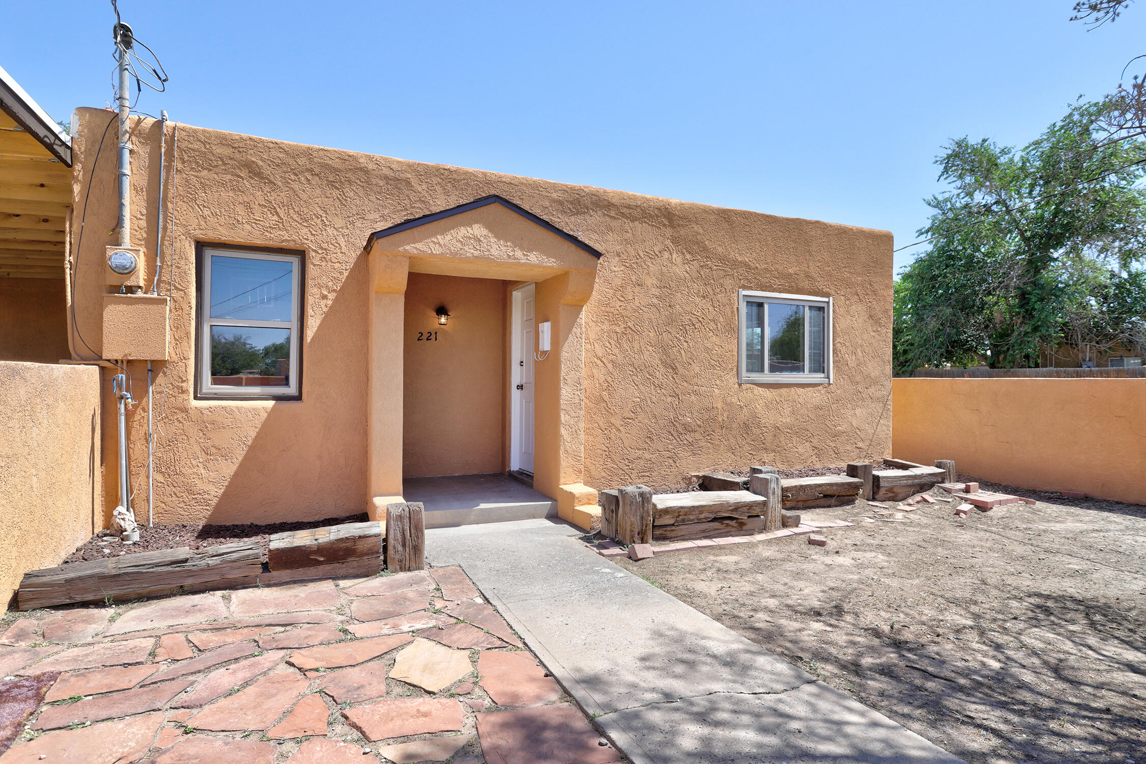 221 MESCALERO Road NW