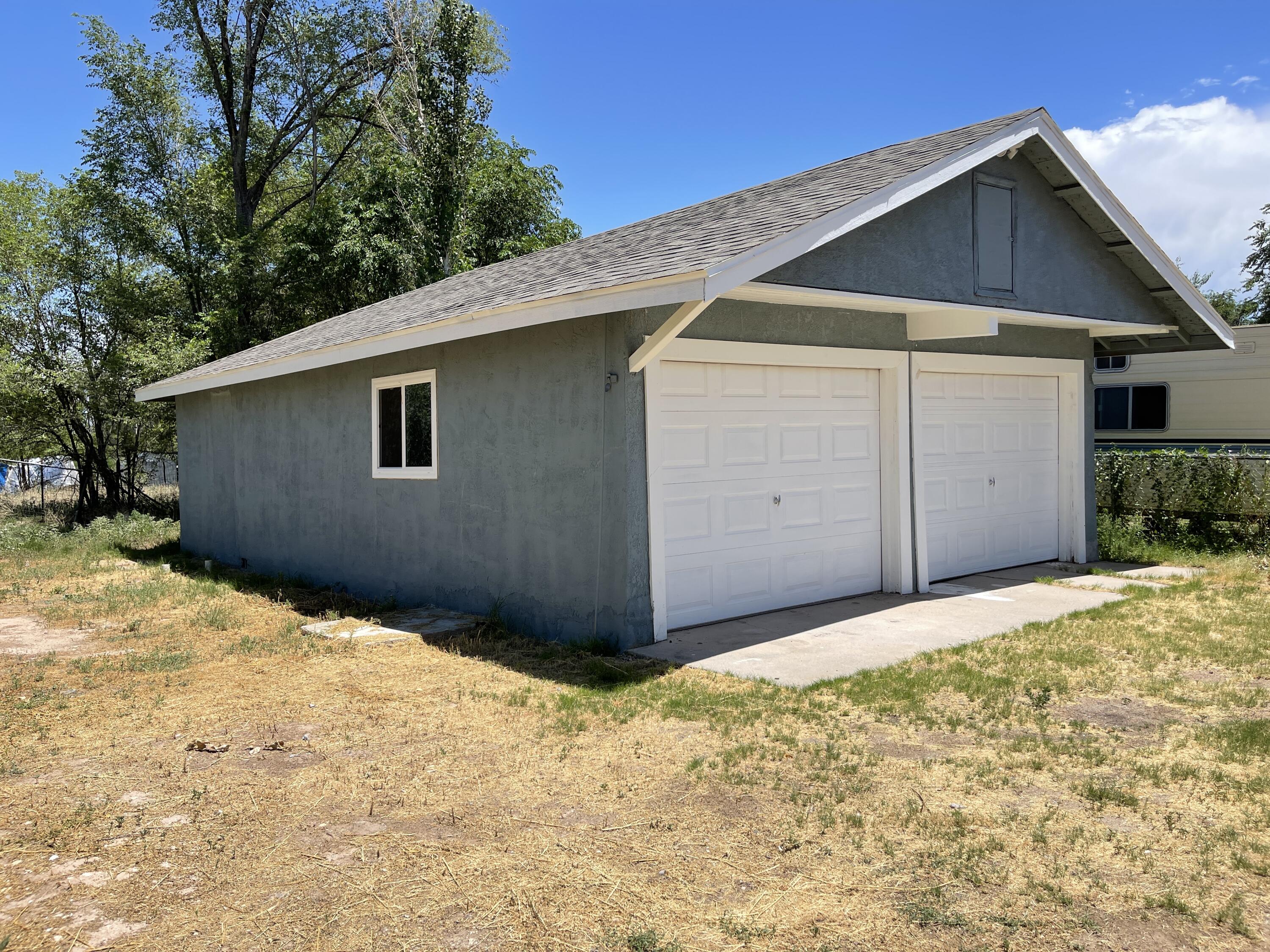 1014 E RIVER Road