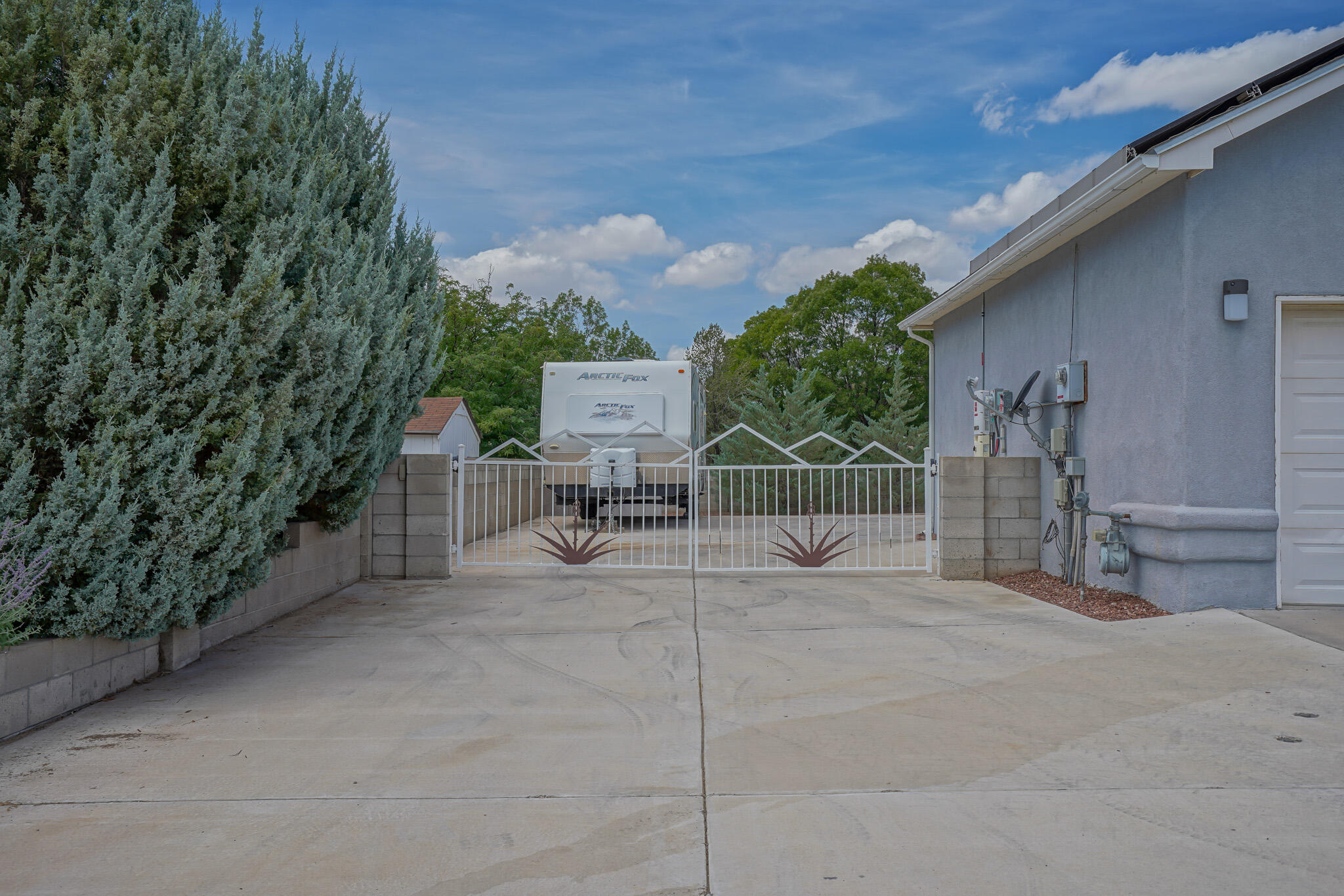 6407 THUNDERBIRD Circle NW