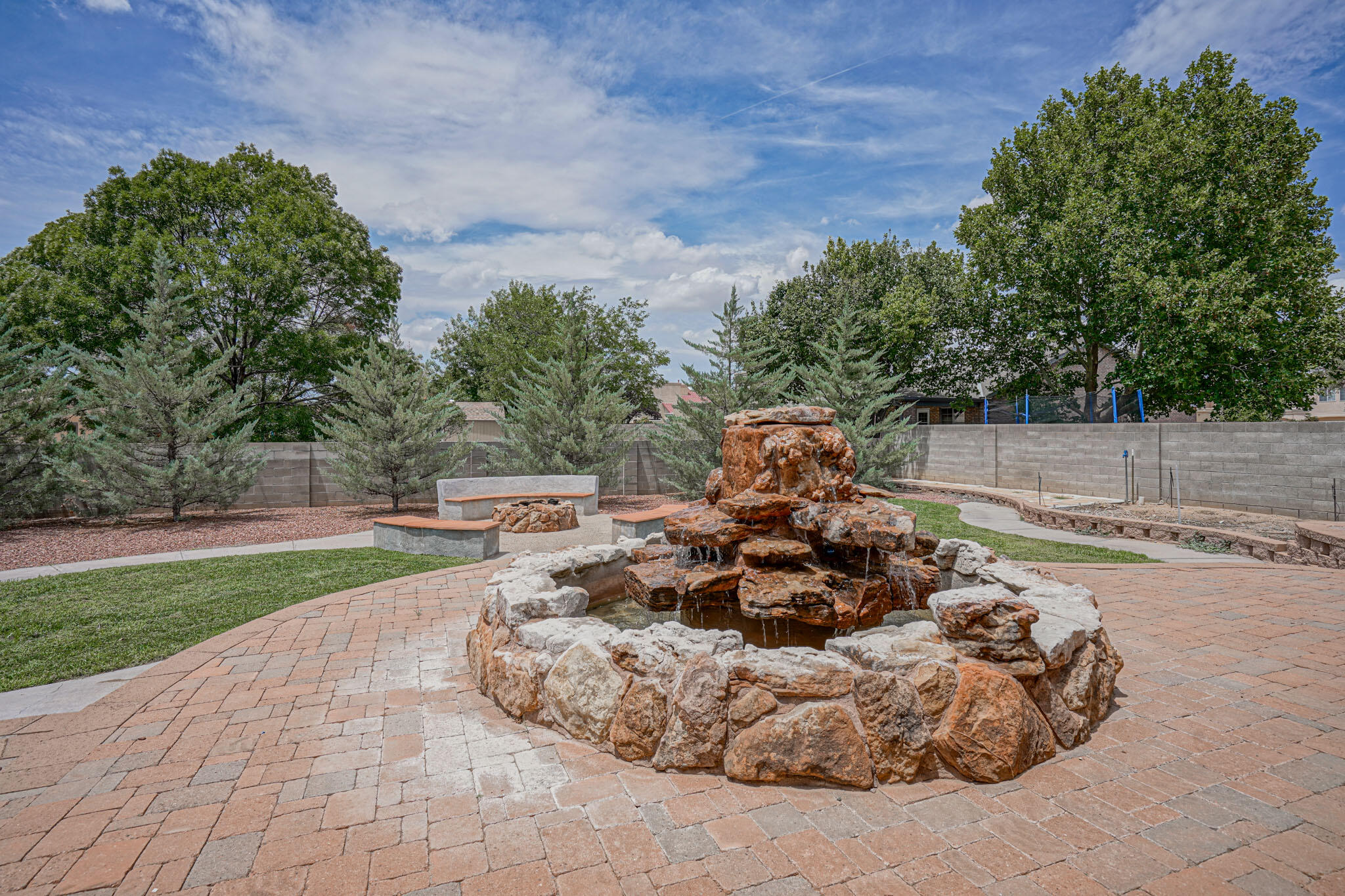6407 THUNDERBIRD Circle NW